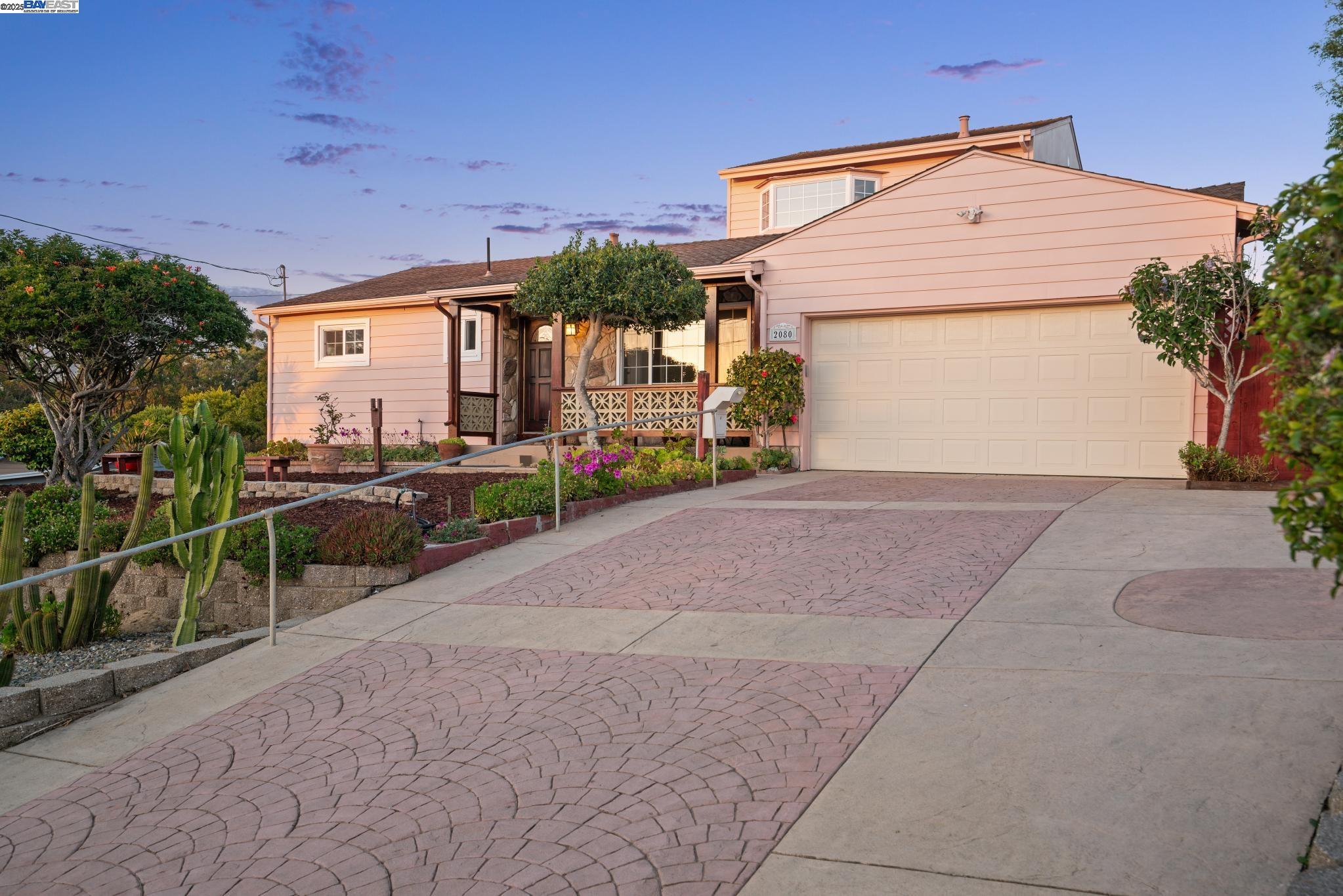 Detail Gallery Image 2 of 59 For 2080 Mendocino St, Seaside,  CA 93955 - 5 Beds | 2 Baths