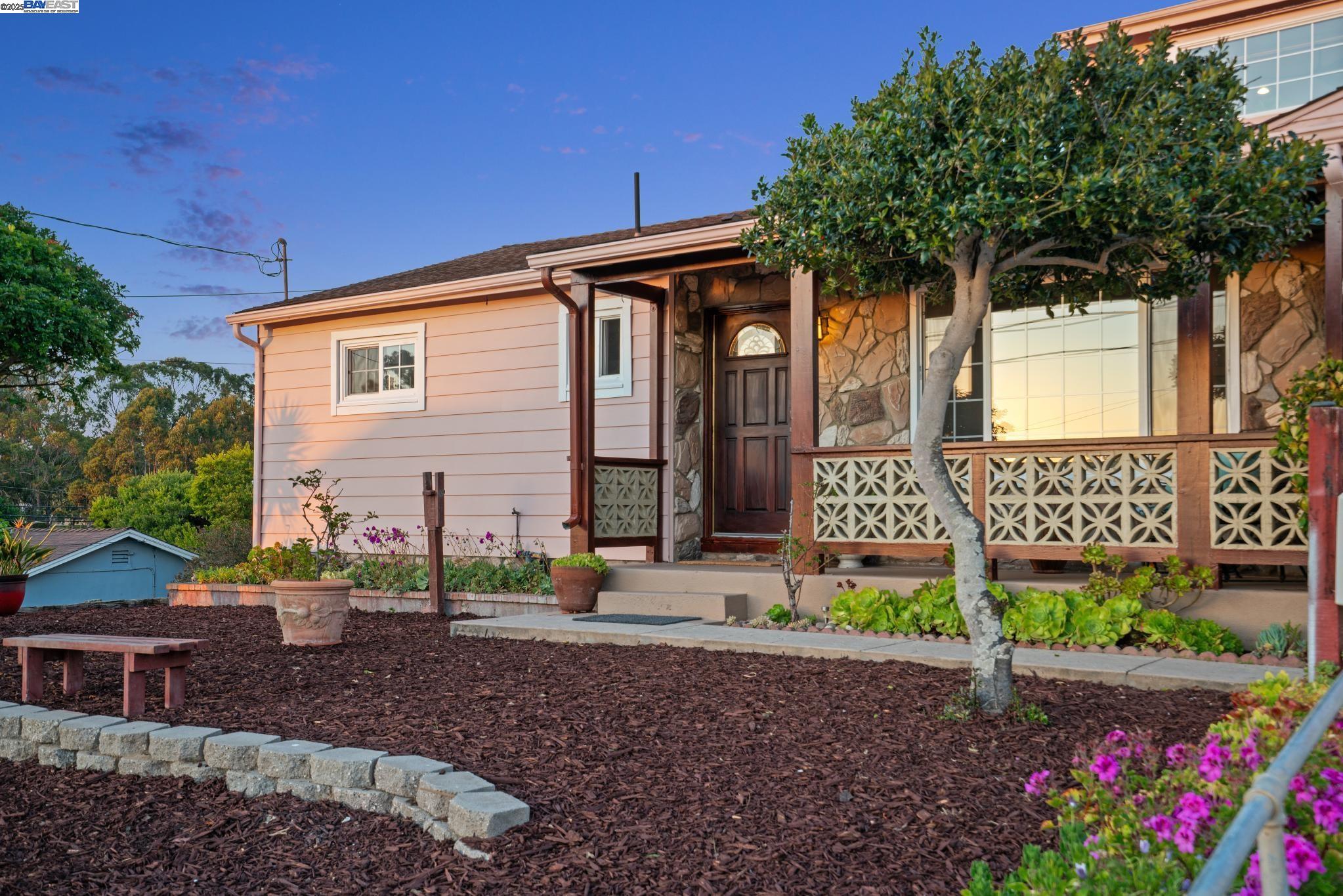 Detail Gallery Image 3 of 59 For 2080 Mendocino St, Seaside,  CA 93955 - 5 Beds | 2 Baths