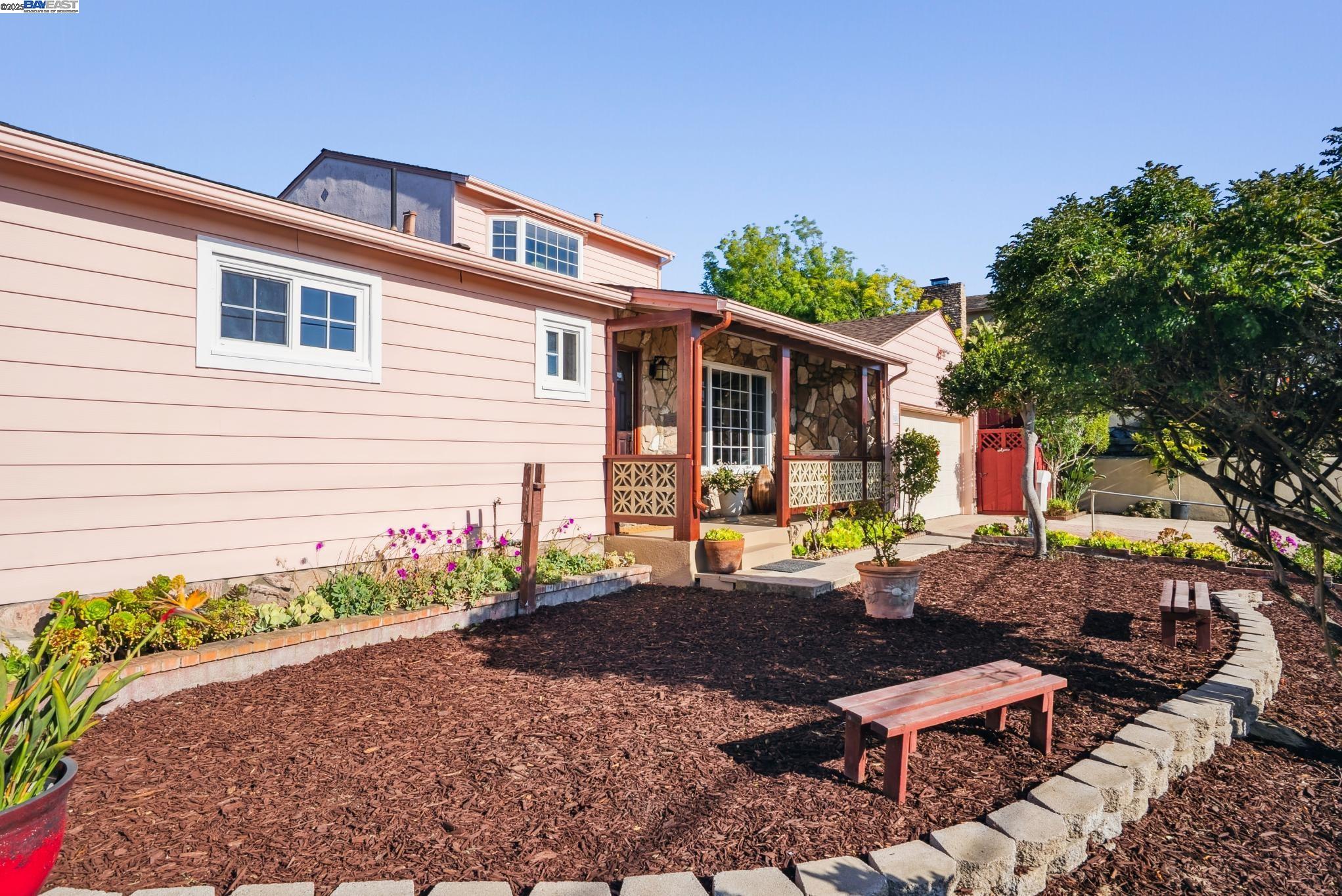 Detail Gallery Image 6 of 59 For 2080 Mendocino St, Seaside,  CA 93955 - 5 Beds | 2 Baths
