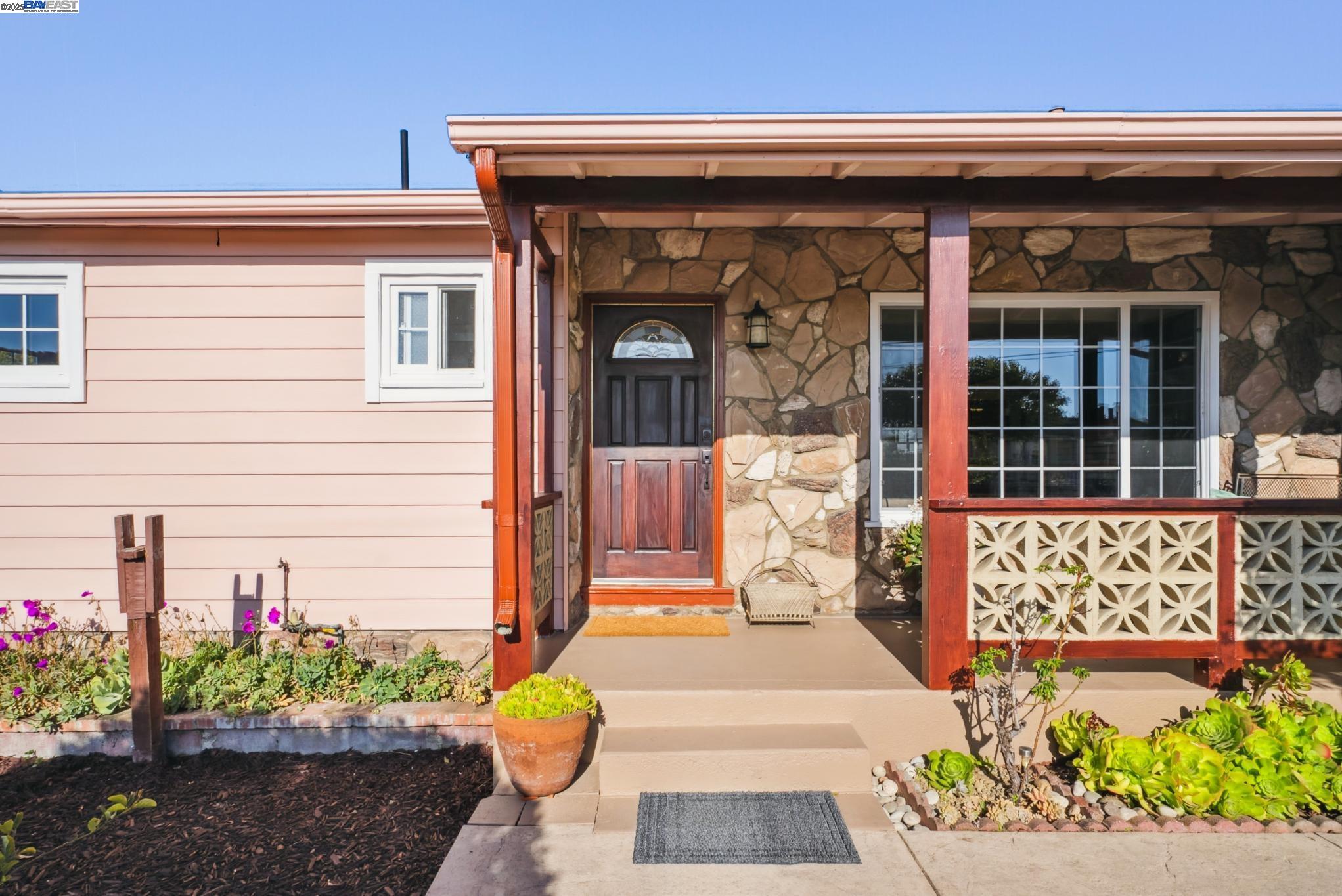 Detail Gallery Image 7 of 59 For 2080 Mendocino St, Seaside,  CA 93955 - 5 Beds | 2 Baths