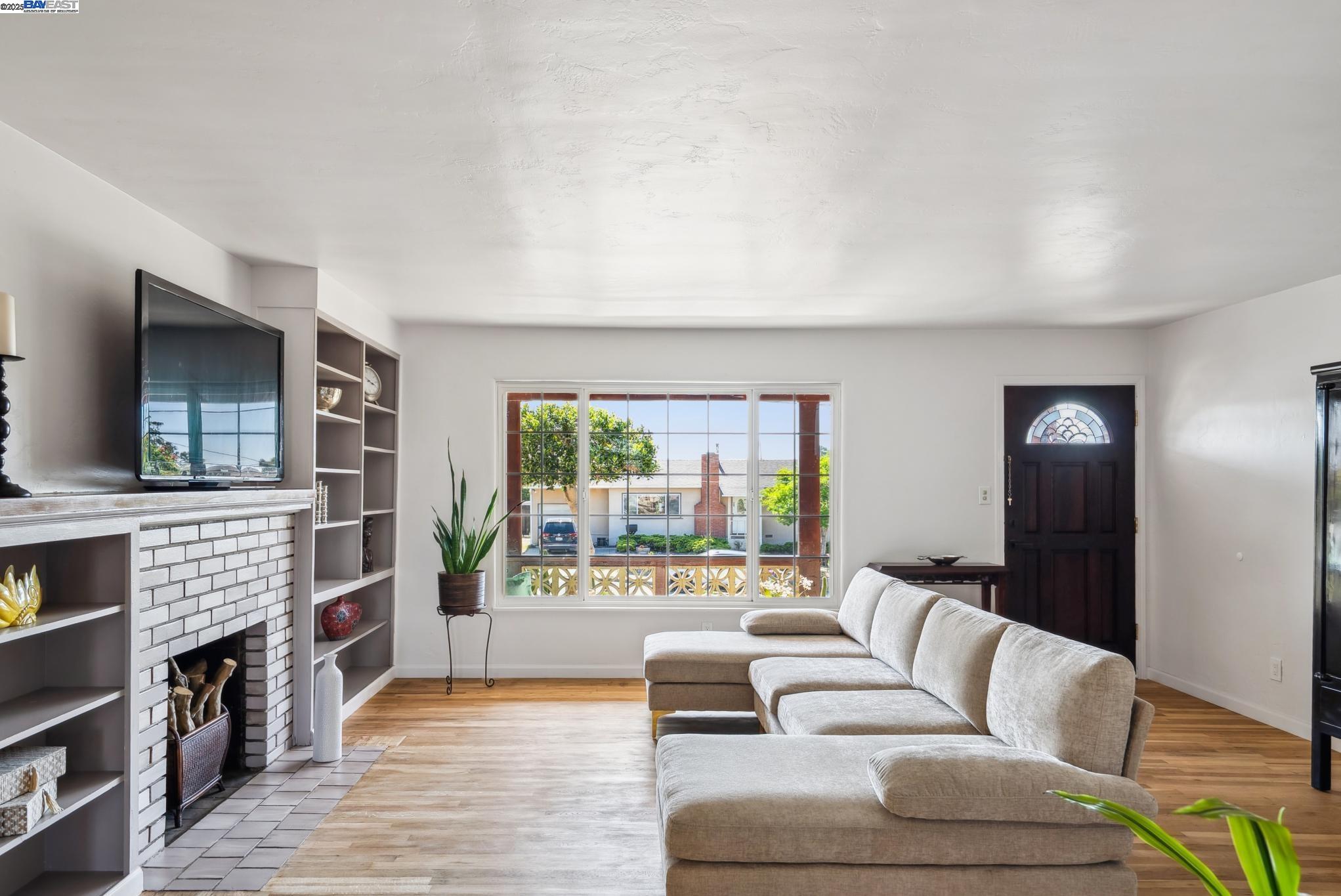 Detail Gallery Image 10 of 59 For 2080 Mendocino St, Seaside,  CA 93955 - 5 Beds | 2 Baths