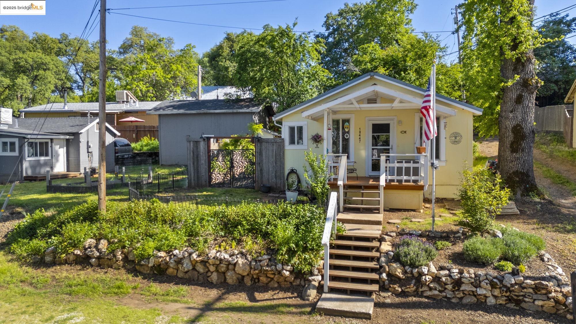 Detail Gallery Image 8 of 45 For 18447 Elm Avenue, Tuolumne,  CA 95379 - 5 Beds | 2 Baths
