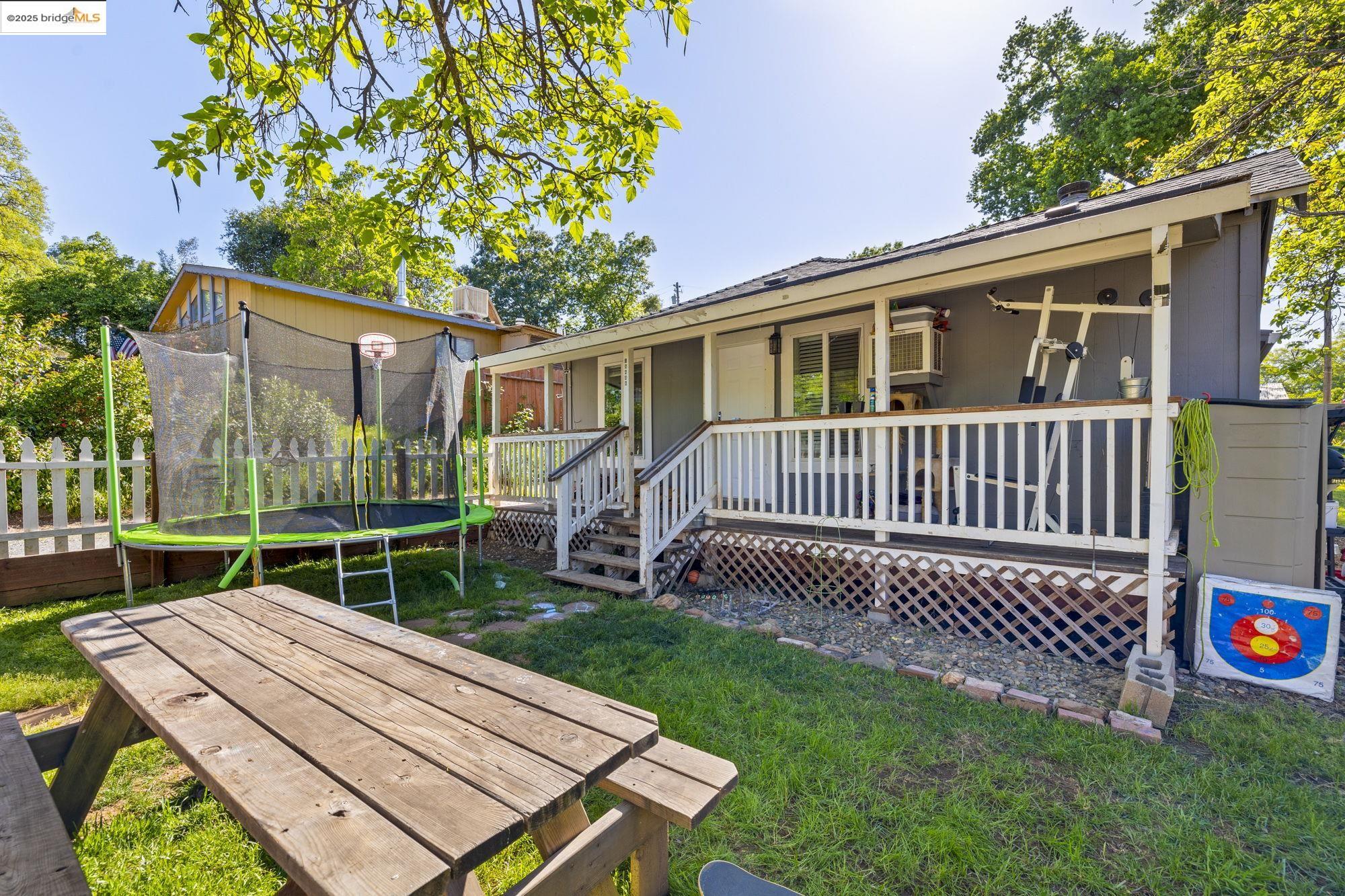 Detail Gallery Image 10 of 45 For 18447 Elm Avenue, Tuolumne,  CA 95379 - 5 Beds | 2 Baths