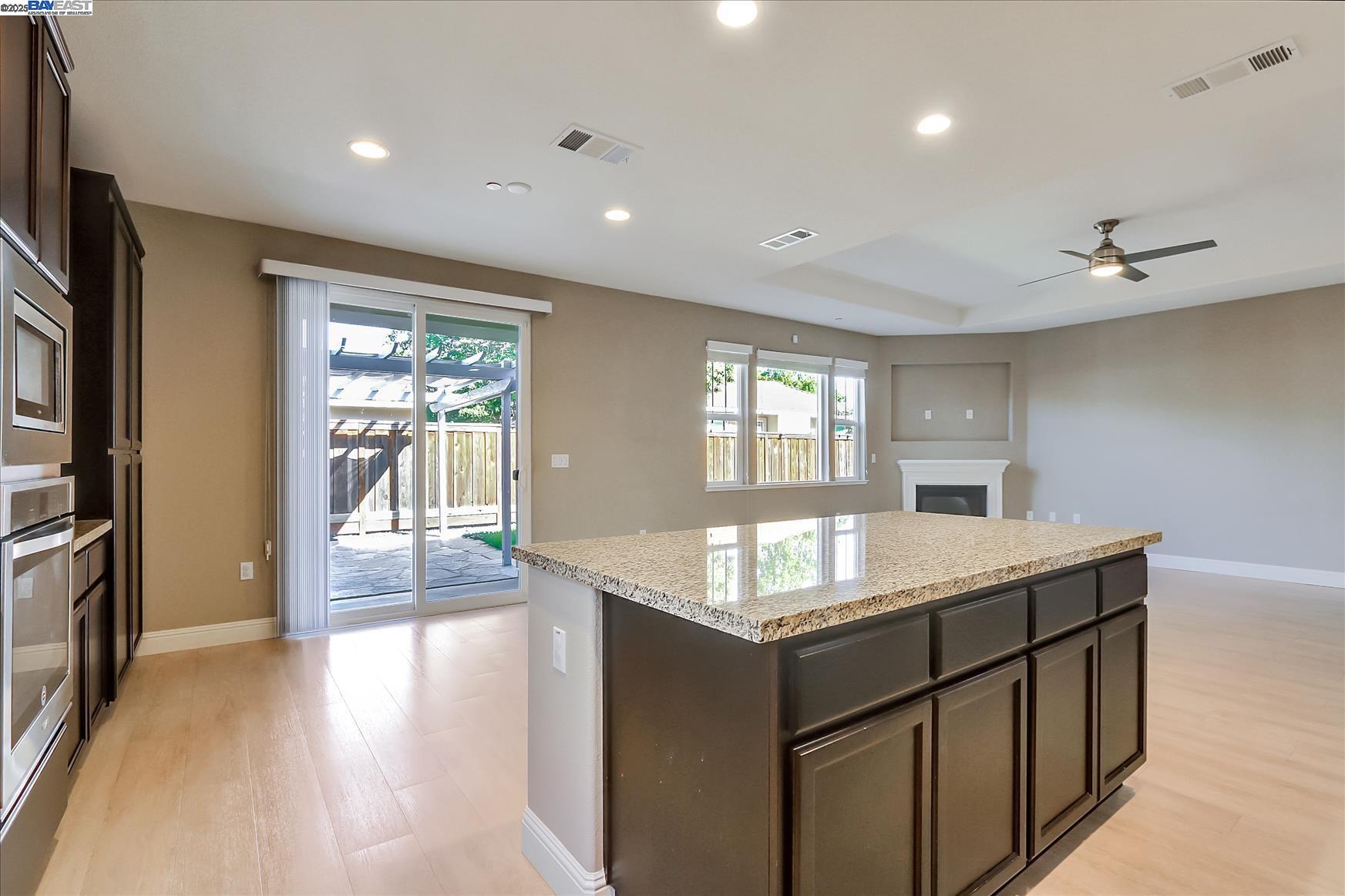 Detail Gallery Image 12 of 33 For 1610 Chestnut Grove Way, Concord,  CA 94519 - 3 Beds | 3 Baths