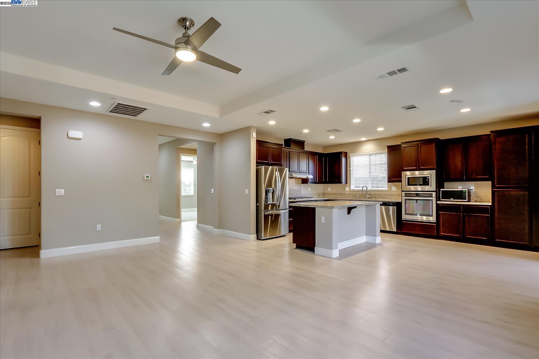 Detail Gallery Image 8 of 33 For 1610 Chestnut Grove Way, Concord,  CA 94519 - 3 Beds | 3 Baths
