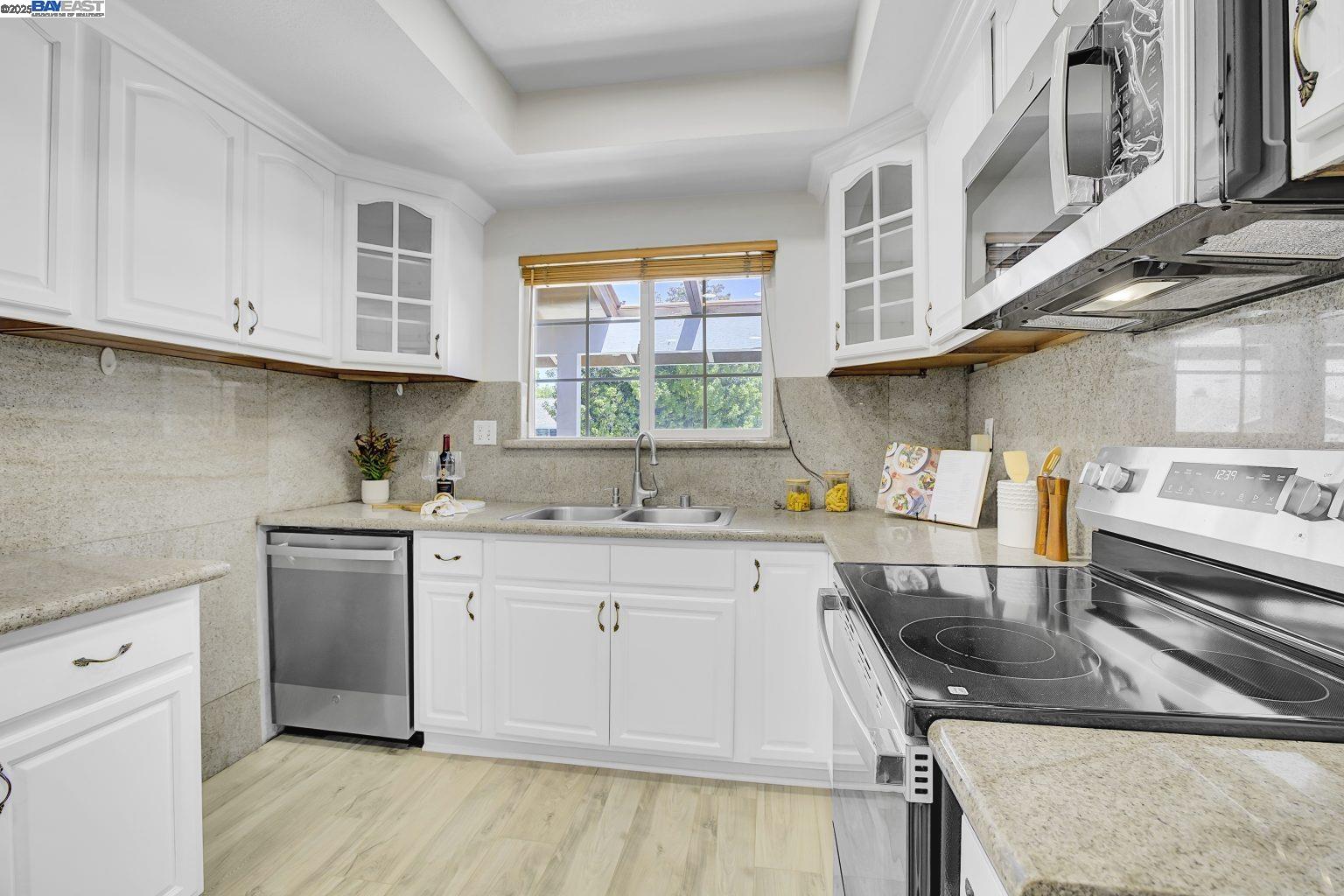 Detail Gallery Image 3 of 25 For 34447 Helston Pl, Fremont,  CA 94555 - 3 Beds | 2 Baths