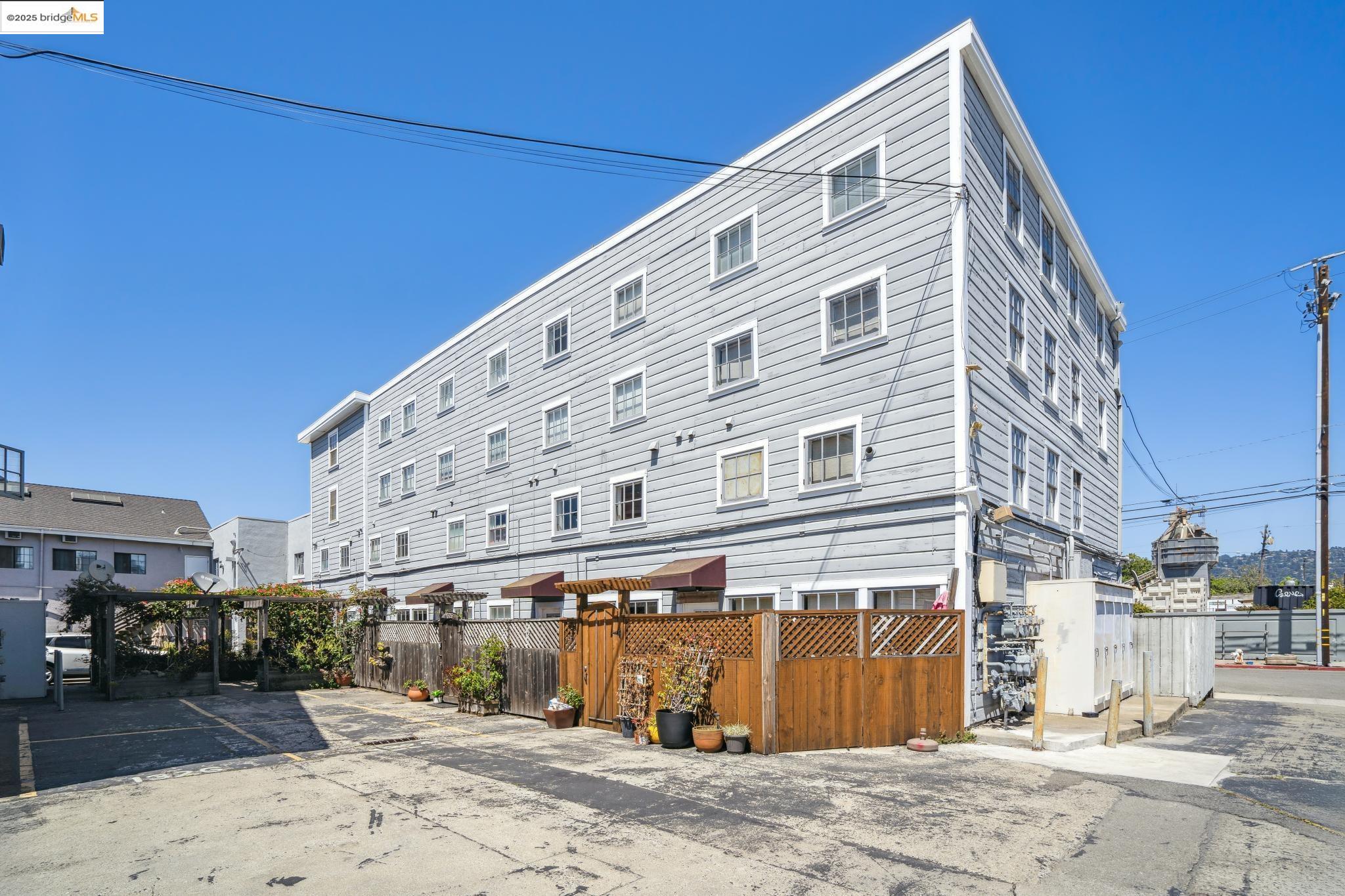Detail Gallery Image 2 of 44 For 1326 4th St, Berkeley,  CA 94710 - 2 Beds | 2 Baths