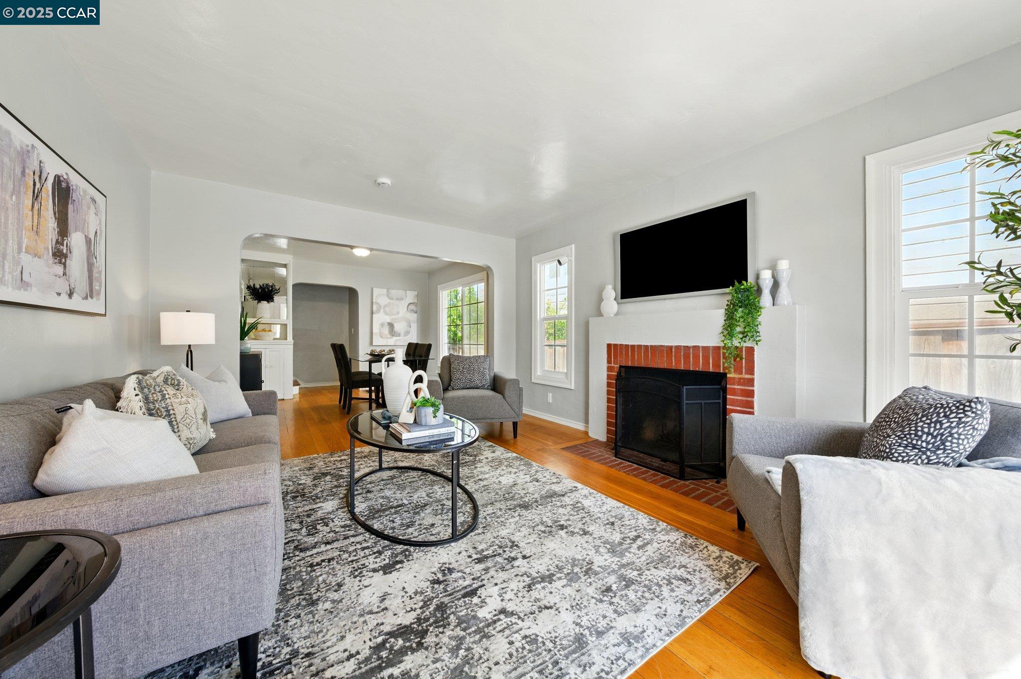 Detail Gallery Image 7 of 53 For 932 Pierce St, Albany,  CA 94706 - 4 Beds | 2 Baths