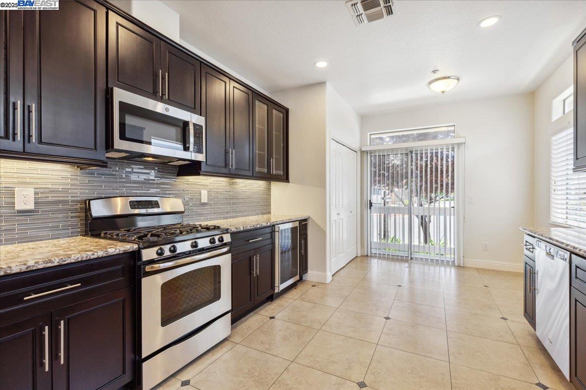 Detail Gallery Image 12 of 31 For 1914 Blackwood Cmn, Livermore,  CA 94551 - 3 Beds | 2 Baths