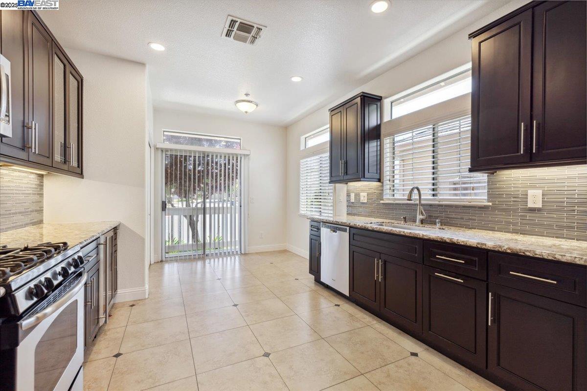 Detail Gallery Image 13 of 31 For 1914 Blackwood Cmn, Livermore,  CA 94551 - 3 Beds | 2 Baths