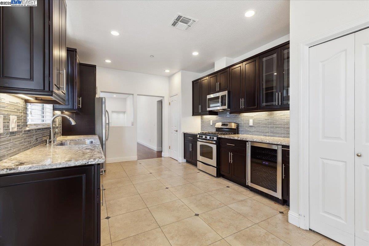 Detail Gallery Image 15 of 31 For 1914 Blackwood Cmn, Livermore,  CA 94551 - 3 Beds | 2 Baths