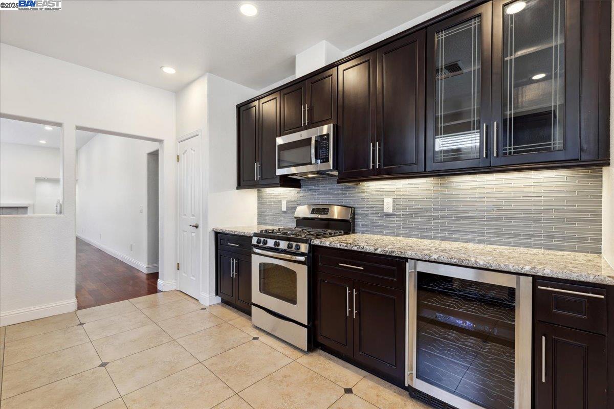 Detail Gallery Image 16 of 31 For 1914 Blackwood Cmn, Livermore,  CA 94551 - 3 Beds | 2 Baths
