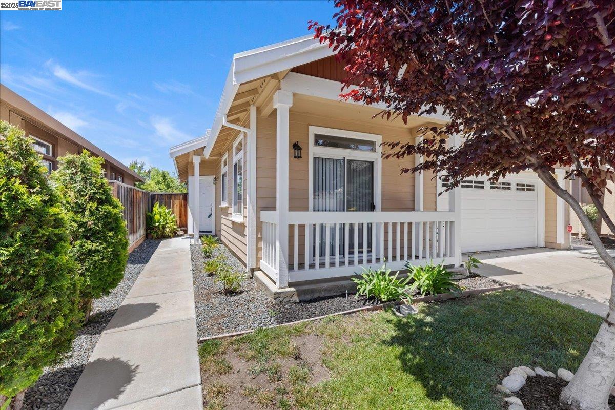 Detail Gallery Image 3 of 31 For 1914 Blackwood Cmn, Livermore,  CA 94551 - 3 Beds | 2 Baths