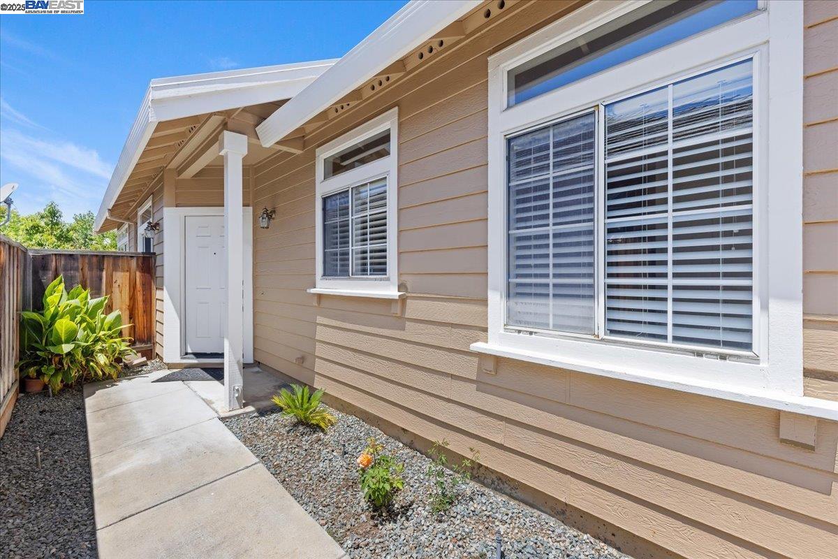 Detail Gallery Image 4 of 31 For 1914 Blackwood Cmn, Livermore,  CA 94551 - 3 Beds | 2 Baths