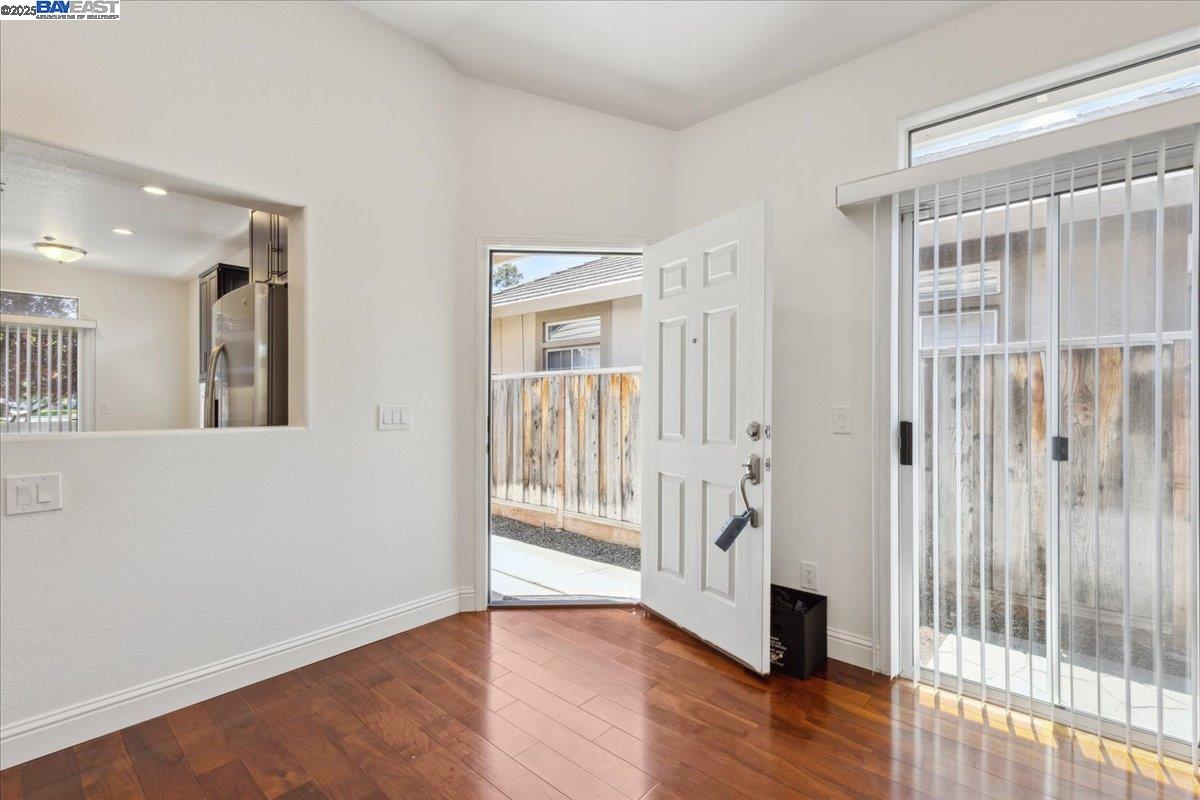 Detail Gallery Image 5 of 31 For 1914 Blackwood Cmn, Livermore,  CA 94551 - 3 Beds | 2 Baths