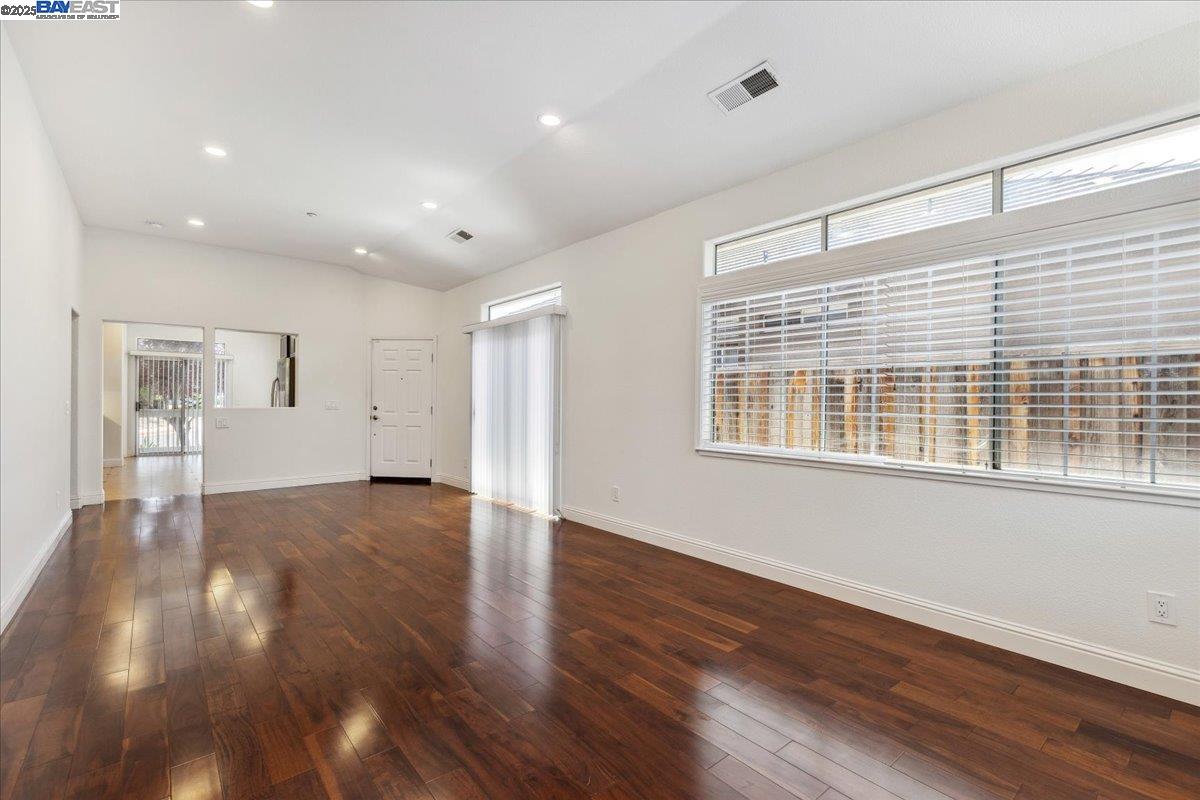 Detail Gallery Image 9 of 31 For 1914 Blackwood Cmn, Livermore,  CA 94551 - 3 Beds | 2 Baths