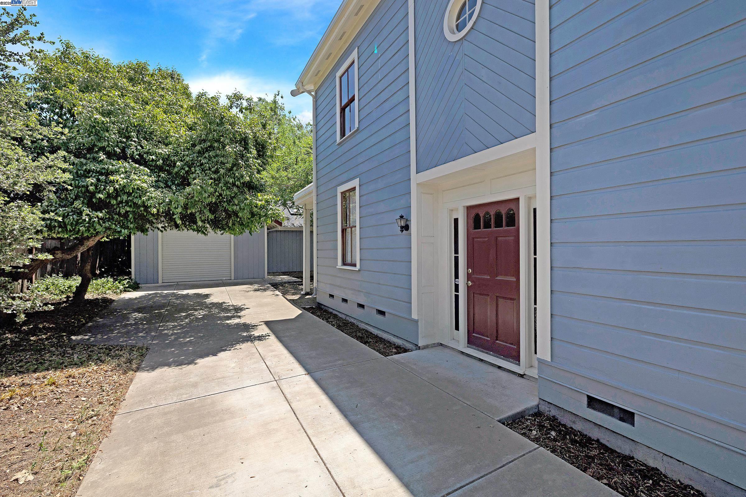 Detail Gallery Image 3 of 54 For 2211 College Avenue, Livermore,  CA 94550 - 6 Beds | 3 Baths