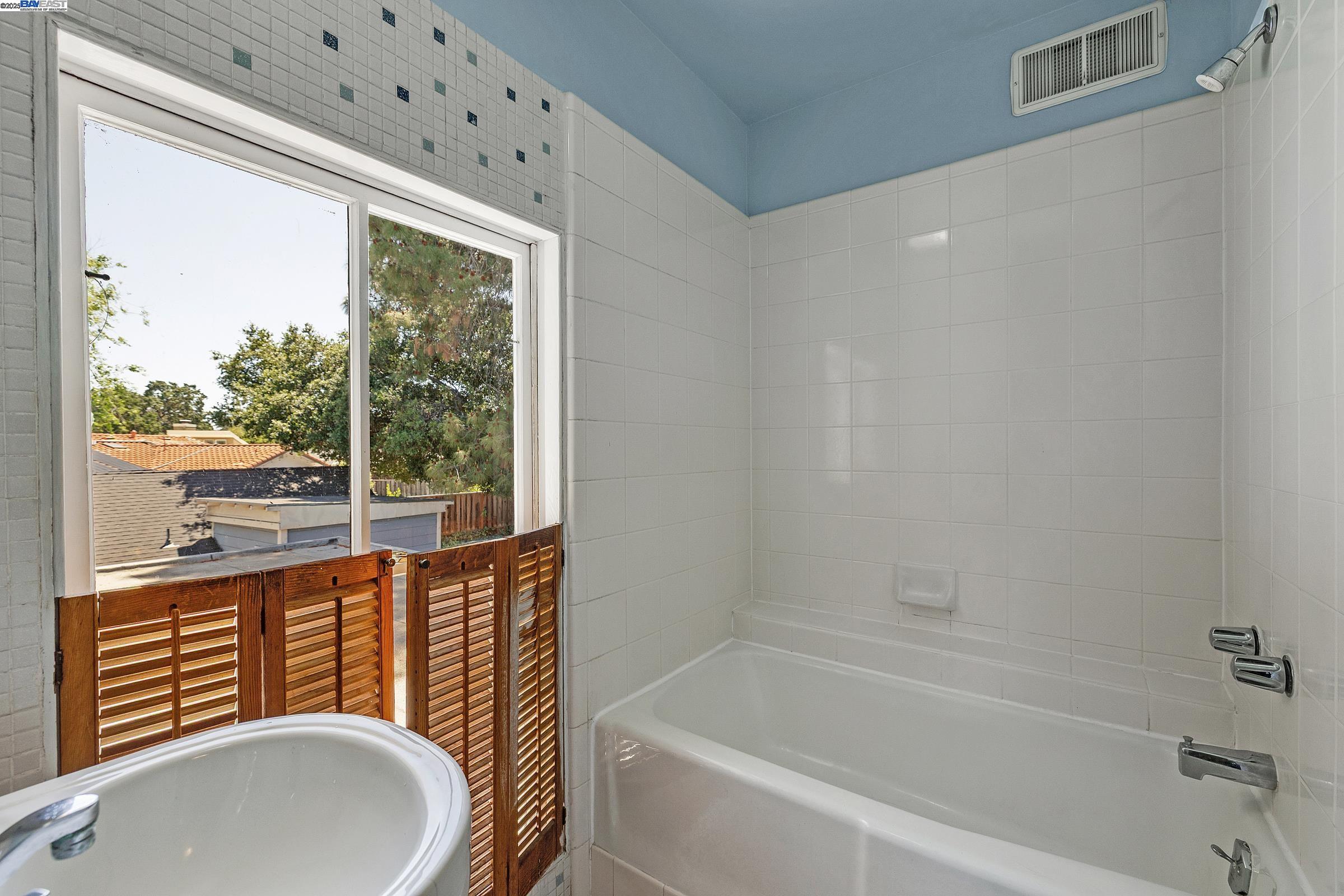 Detail Gallery Image 31 of 54 For 2211 College Avenue, Livermore,  CA 94550 - 6 Beds | 3 Baths