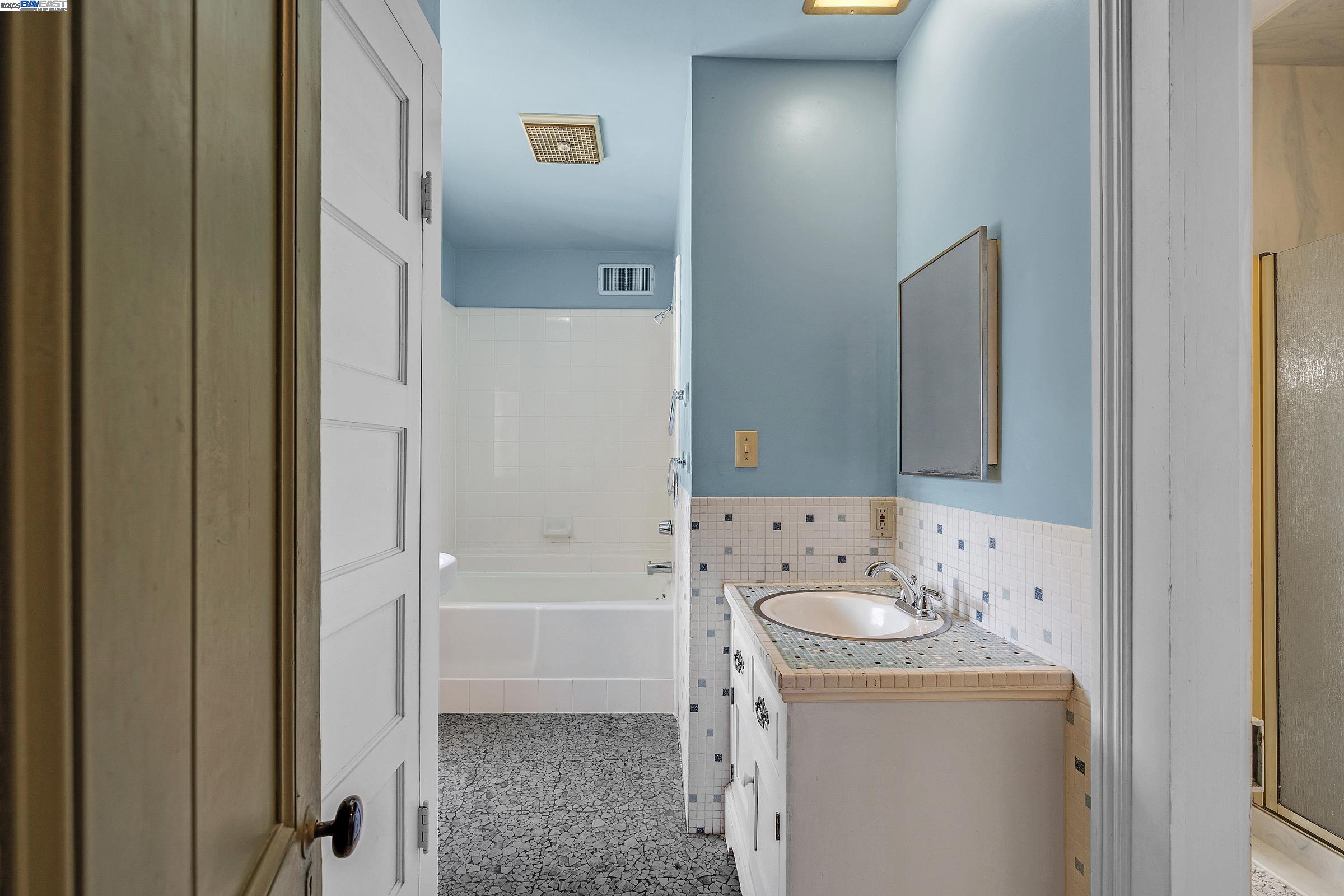 Detail Gallery Image 32 of 54 For 2211 College Avenue, Livermore,  CA 94550 - 6 Beds | 3 Baths