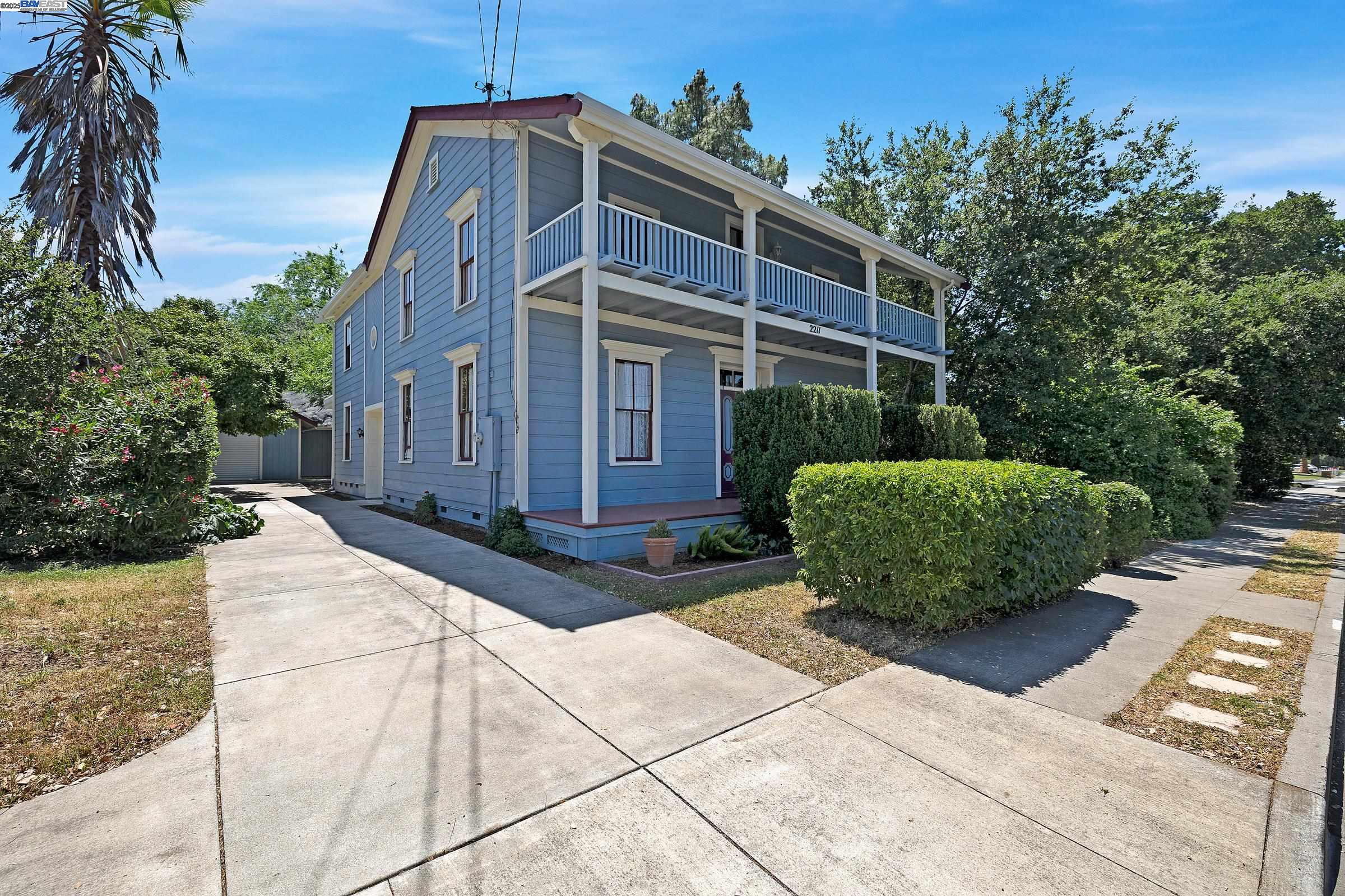 Detail Gallery Image 5 of 54 For 2211 College Avenue, Livermore,  CA 94550 - 6 Beds | 3 Baths