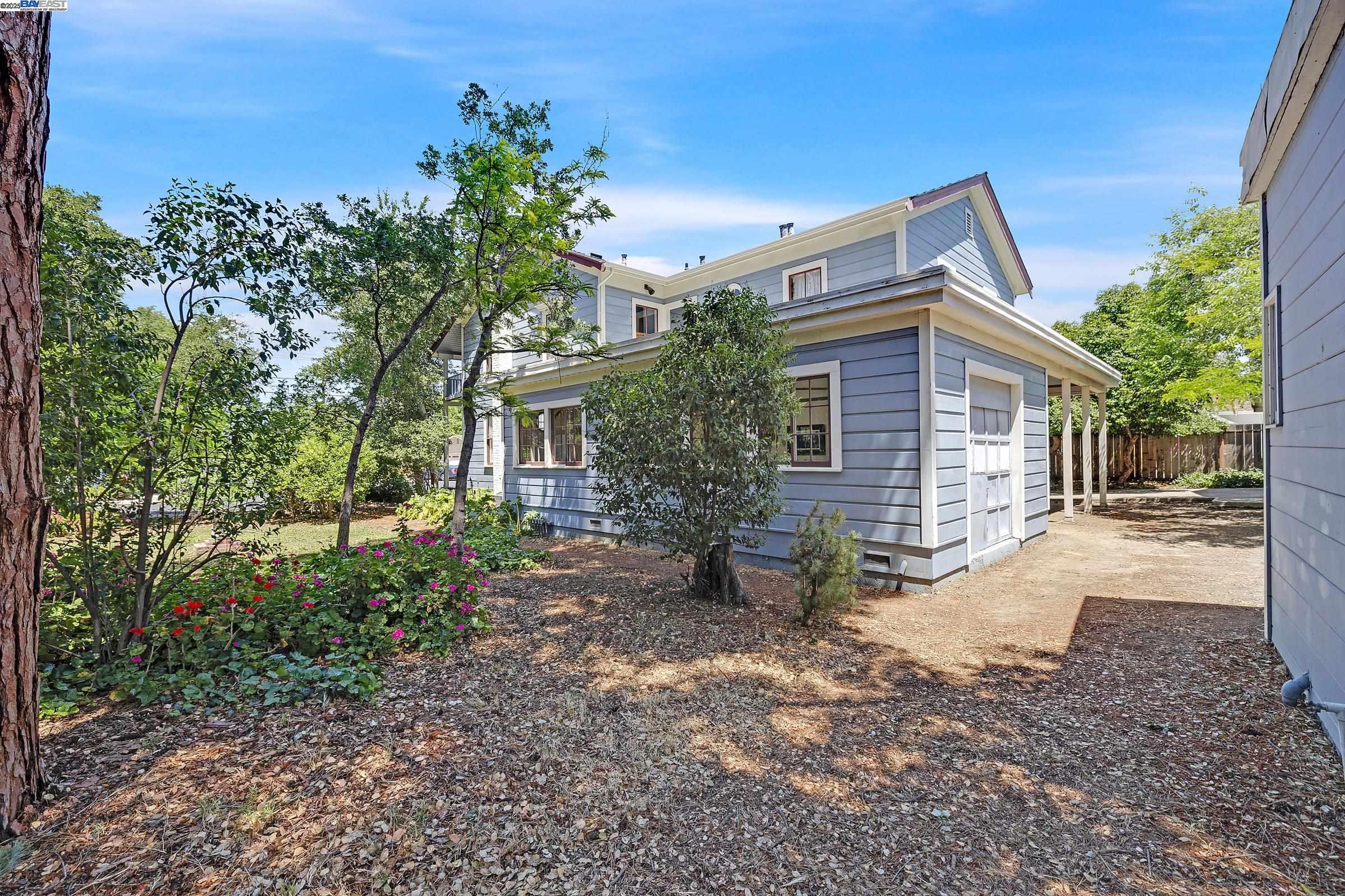Detail Gallery Image 7 of 54 For 2211 College Avenue, Livermore,  CA 94550 - 6 Beds | 3 Baths