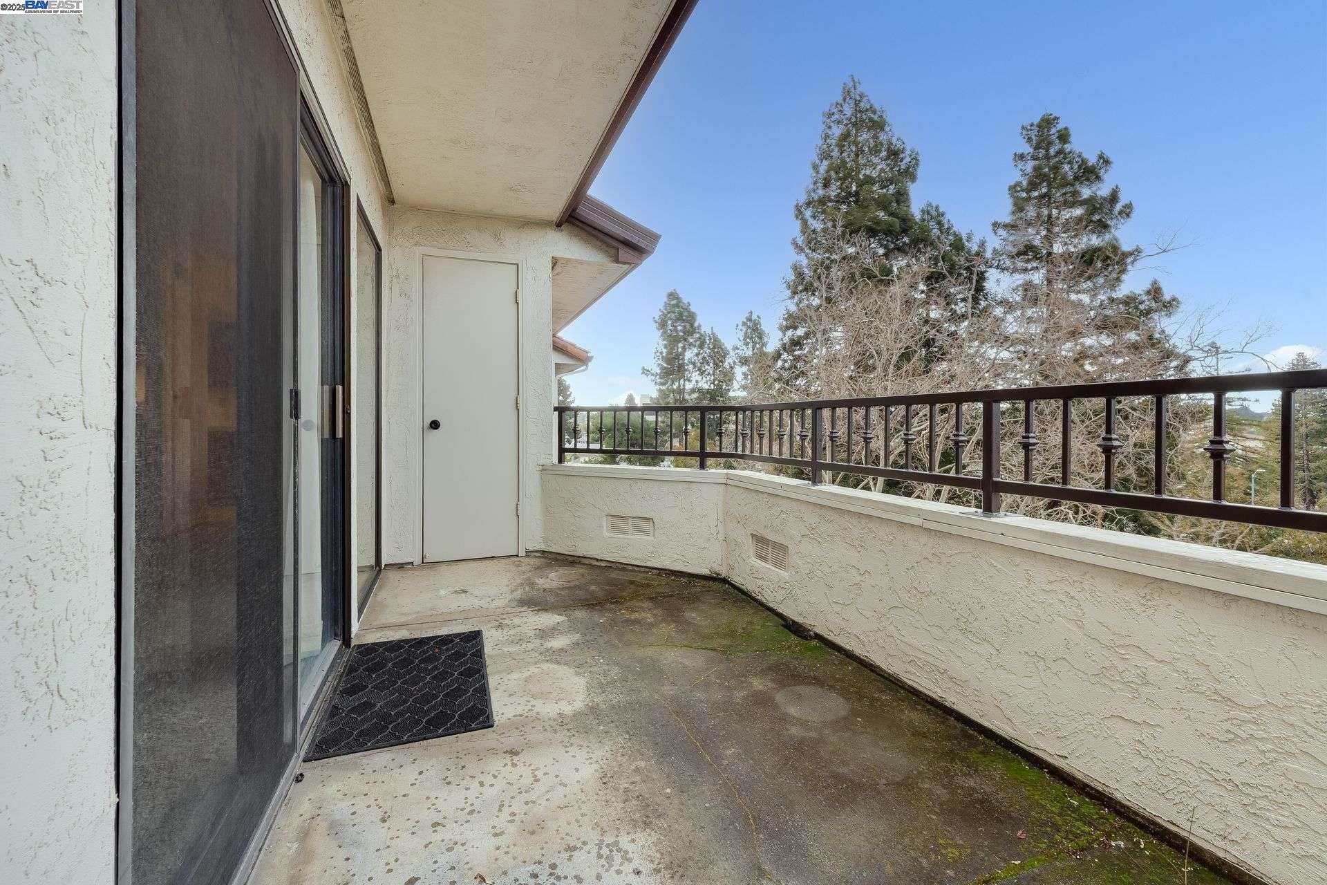 Detail Gallery Image 4 of 47 For 22135 Sevilla Rd #38,  Hayward,  CA 94541 - 2 Beds | 2 Baths