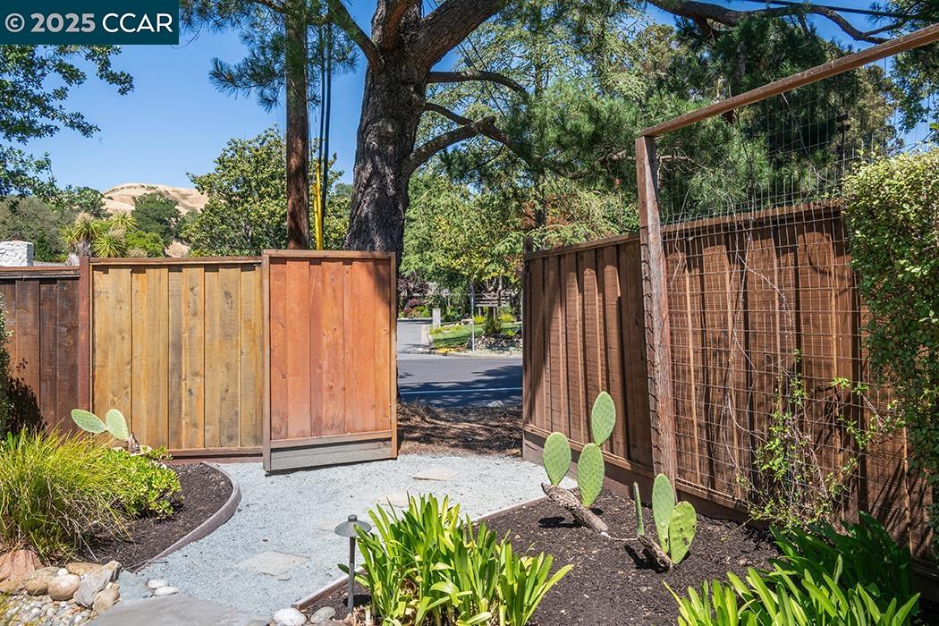 Detail Gallery Image 40 of 41 For 19 Warwick Ct, Lafayette,  CA 94549 - 4 Beds | 2/1 Baths