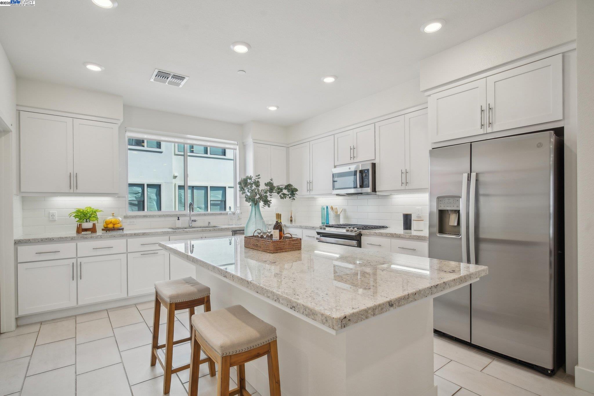 Detail Gallery Image 4 of 46 For 3692 Intelligence Cmn #1002,  Fremont,  CA 94538 - 4 Beds | 3/1 Baths