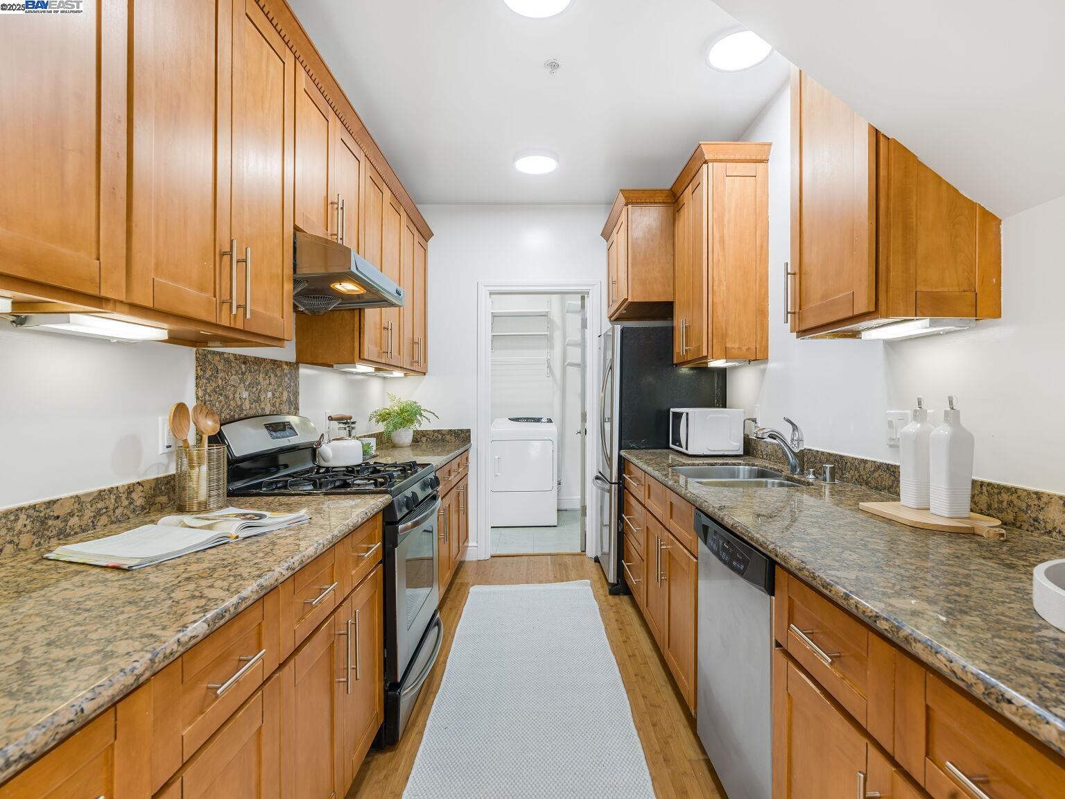 Detail Gallery Image 21 of 60 For 936 Kains Ave #1,  Albany,  CA 94706 - 3 Beds | 2/1 Baths