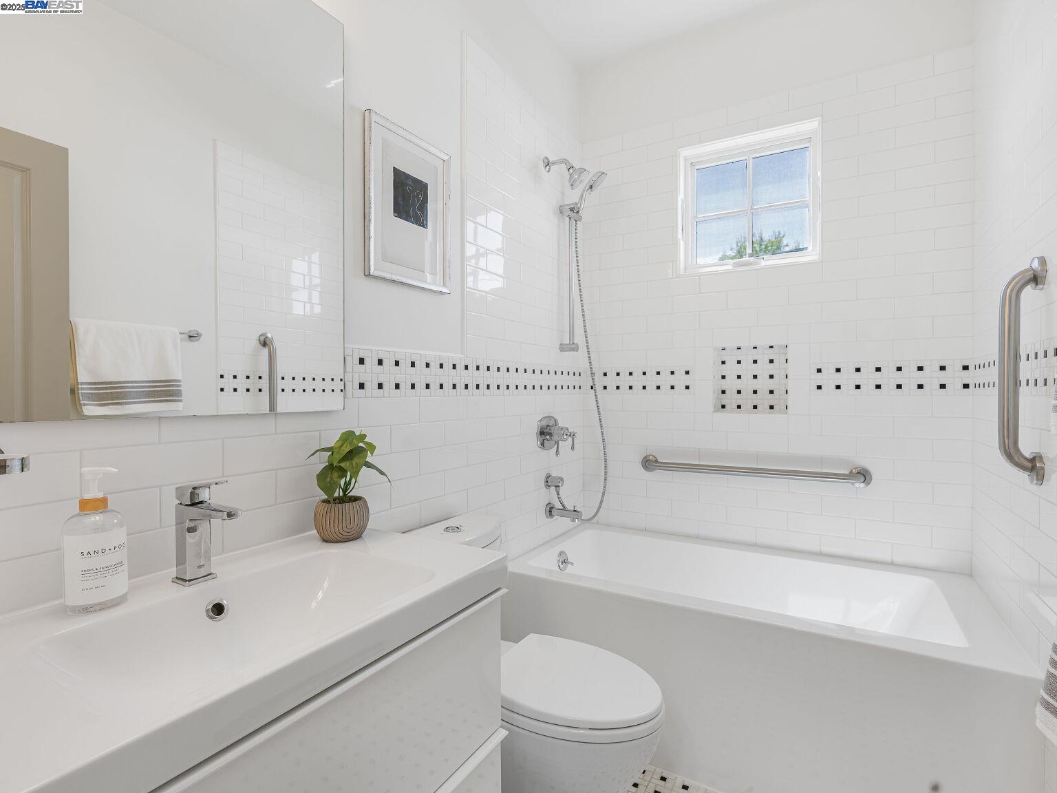 Detail Gallery Image 33 of 60 For 936 Kains Ave #1,  Albany,  CA 94706 - 3 Beds | 2/1 Baths