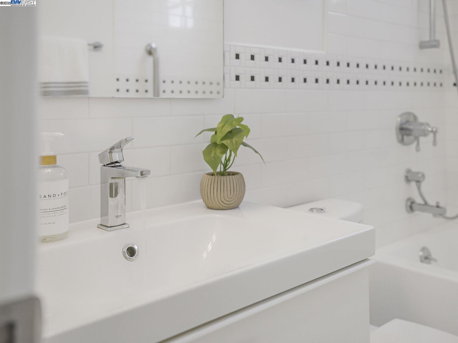 Detail Gallery Image 34 of 60 For 936 Kains Ave #1,  Albany,  CA 94706 - 3 Beds | 2/1 Baths