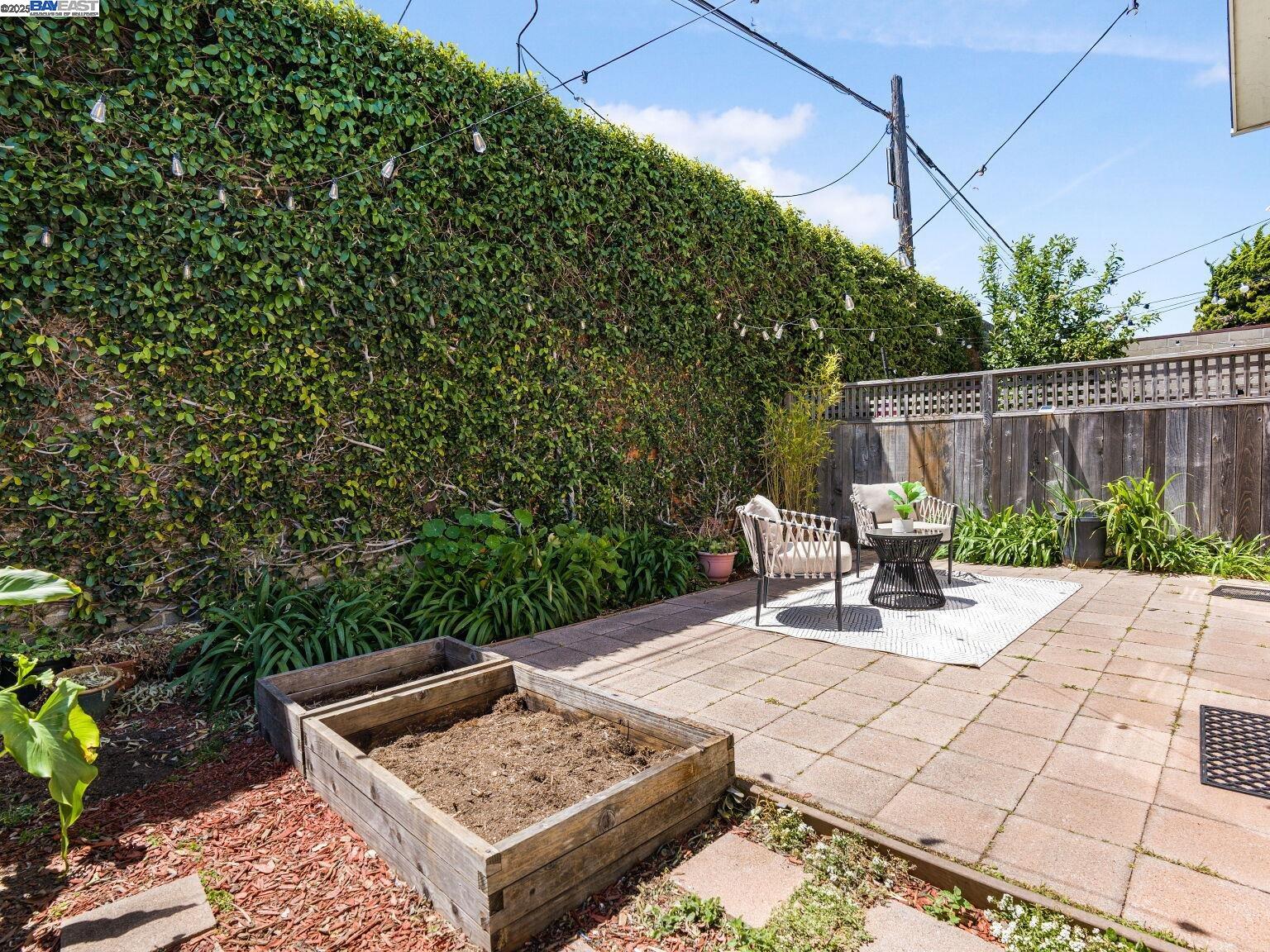 Detail Gallery Image 45 of 60 For 936 Kains Ave #1,  Albany,  CA 94706 - 3 Beds | 2/1 Baths