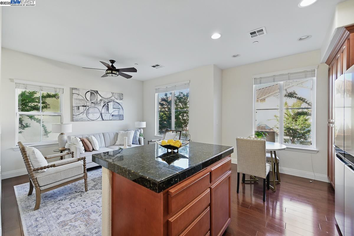 Detail Gallery Image 11 of 51 For 48962 Woodgrove Cmn, Fremont,  CA 94539 - 3 Beds | 2/1 Baths