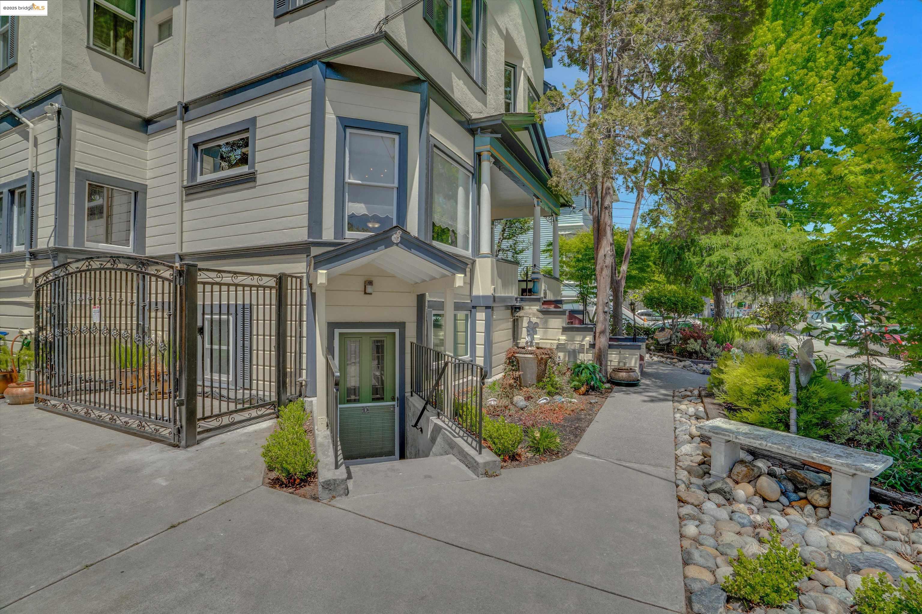 Detail Gallery Image 2 of 45 For 925 Chestnut St, Alameda,  CA 94501 - – Beds | – Baths