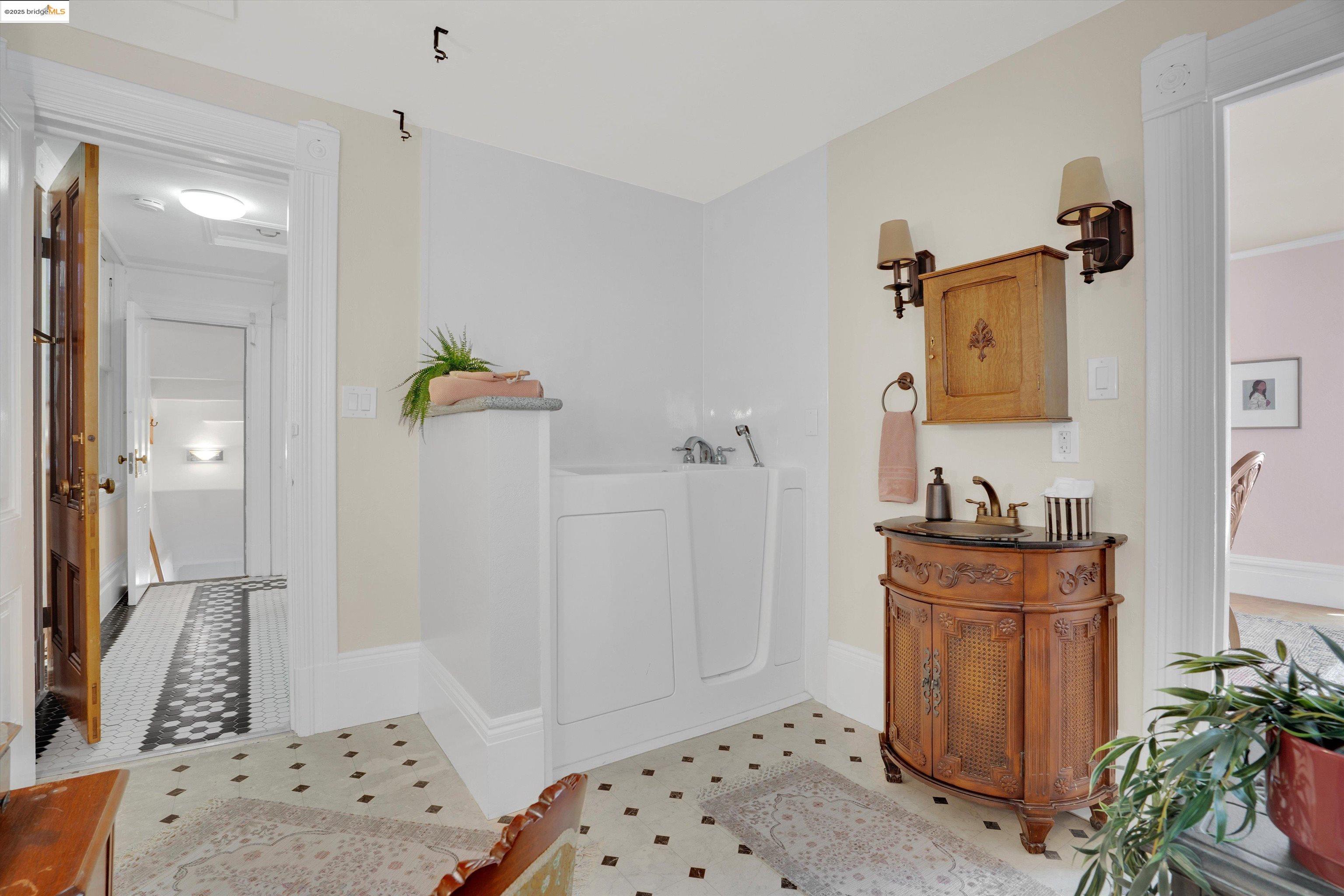 Detail Gallery Image 14 of 45 For 925 Chestnut St, Alameda,  CA 94501 - – Beds | – Baths