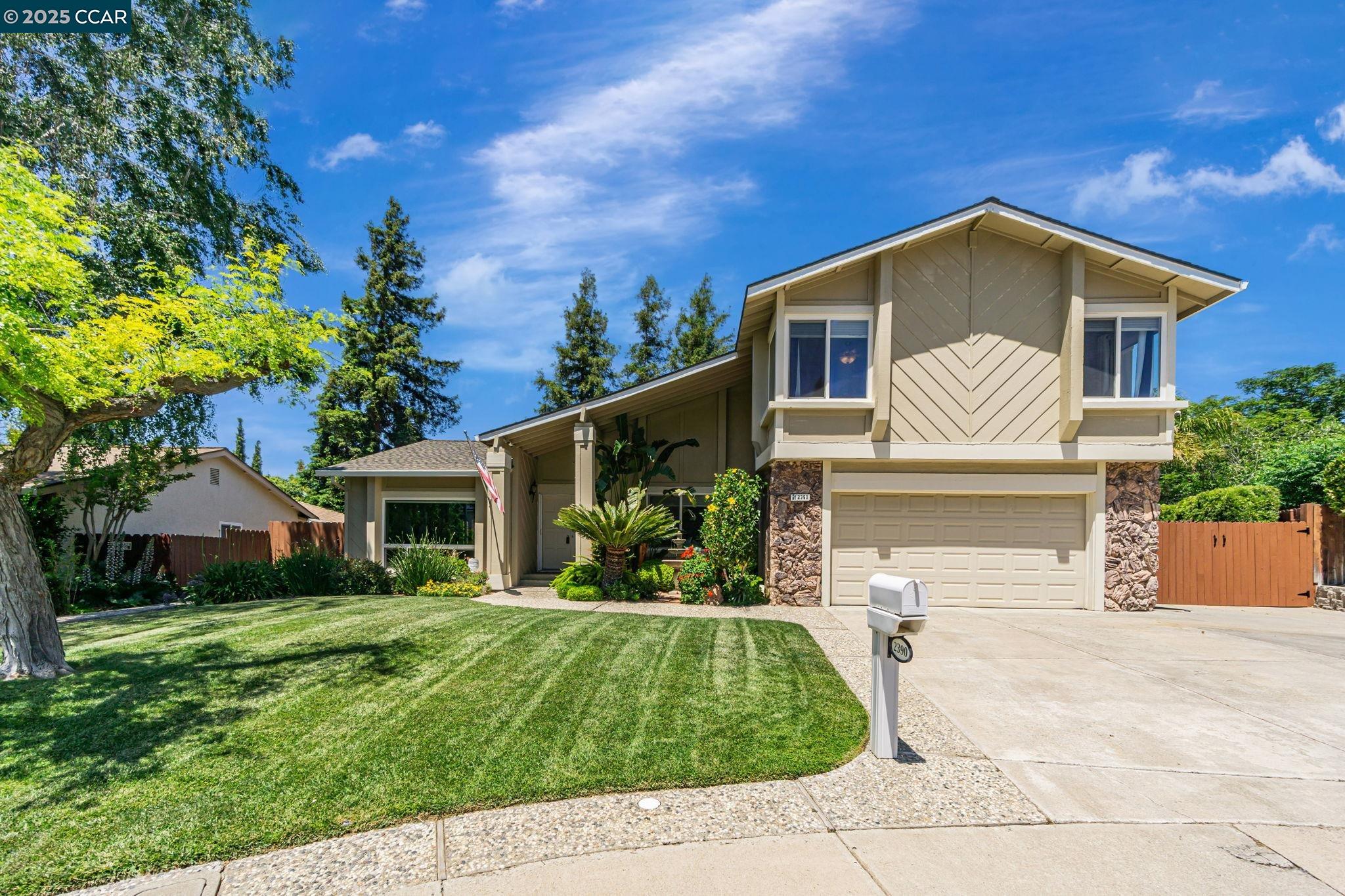 Detail Gallery Image 1 of 60 For 2390 Peachtree Cir, Antioch,  CA 94509-5872 - 3 Beds | 2/1 Baths