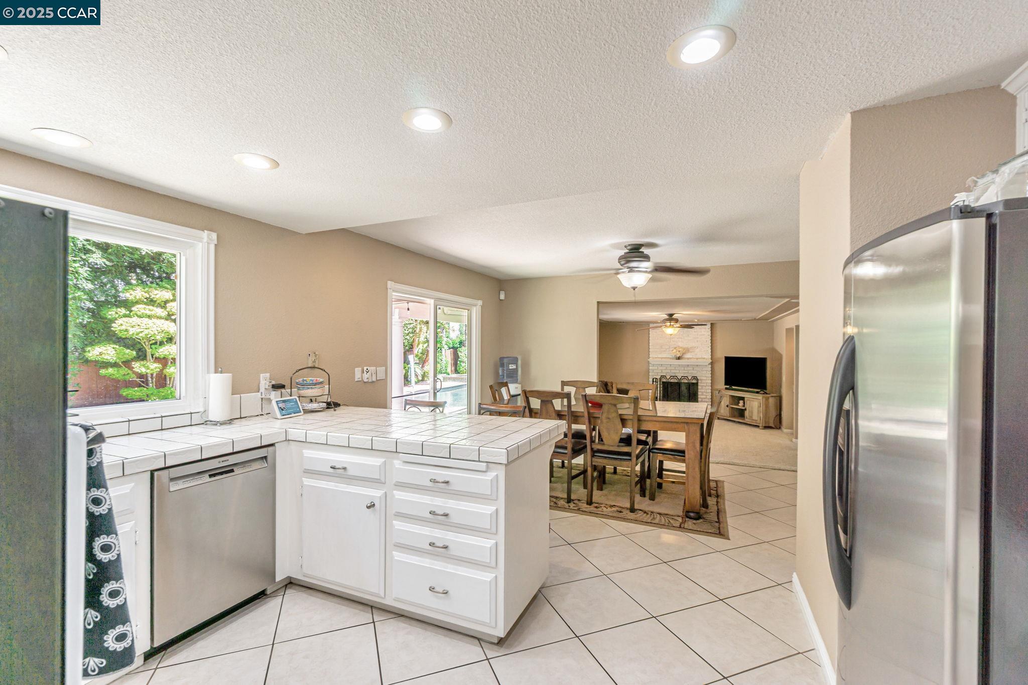 Detail Gallery Image 14 of 60 For 2390 Peachtree Cir, Antioch,  CA 94509-5872 - 3 Beds | 2/1 Baths