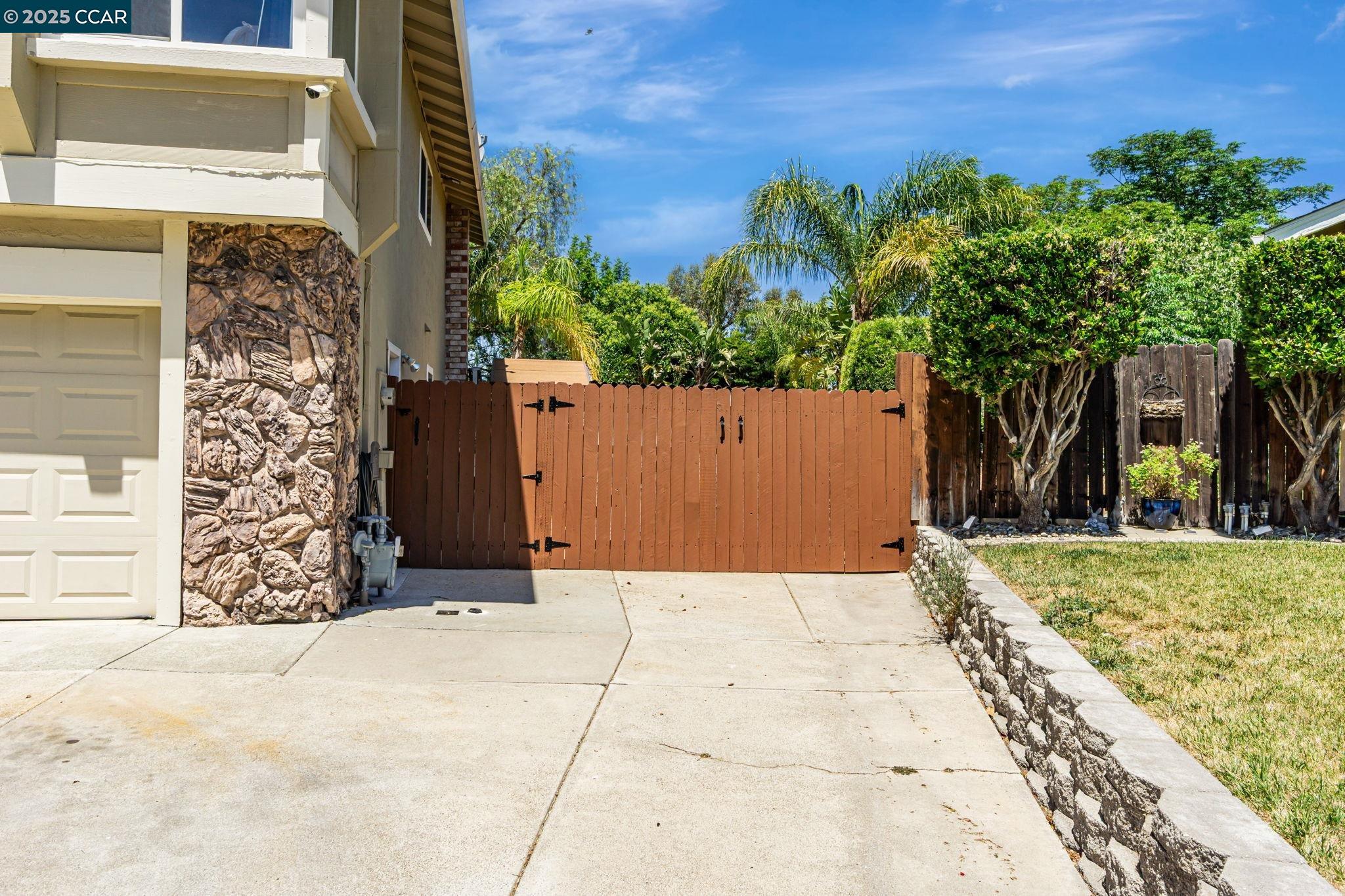 Detail Gallery Image 3 of 60 For 2390 Peachtree Cir, Antioch,  CA 94509-5872 - 3 Beds | 2/1 Baths