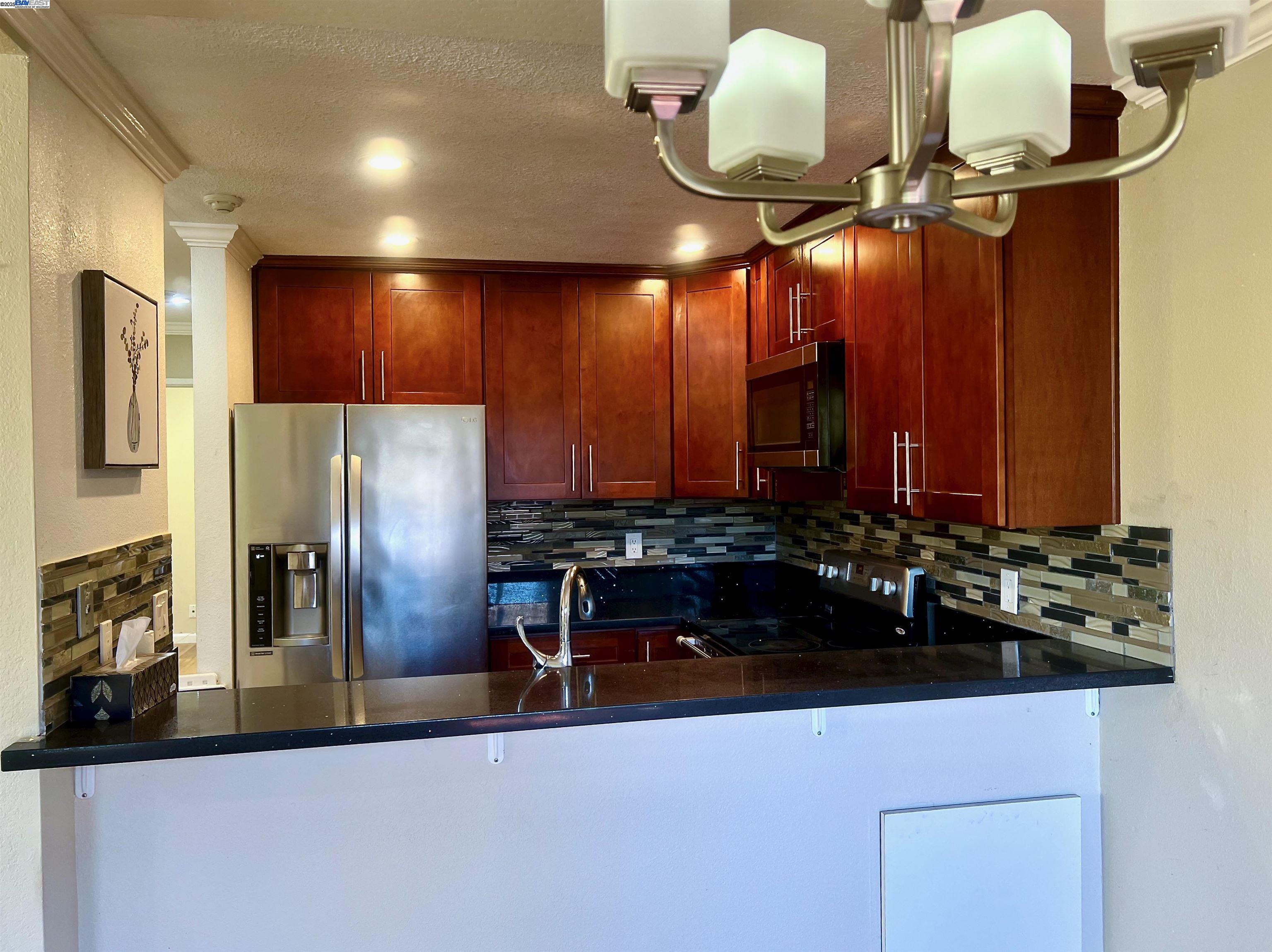 Detail Gallery Image 5 of 34 For 276 Galano Plz, Union City,  CA 94587 - 2 Beds | 2 Baths