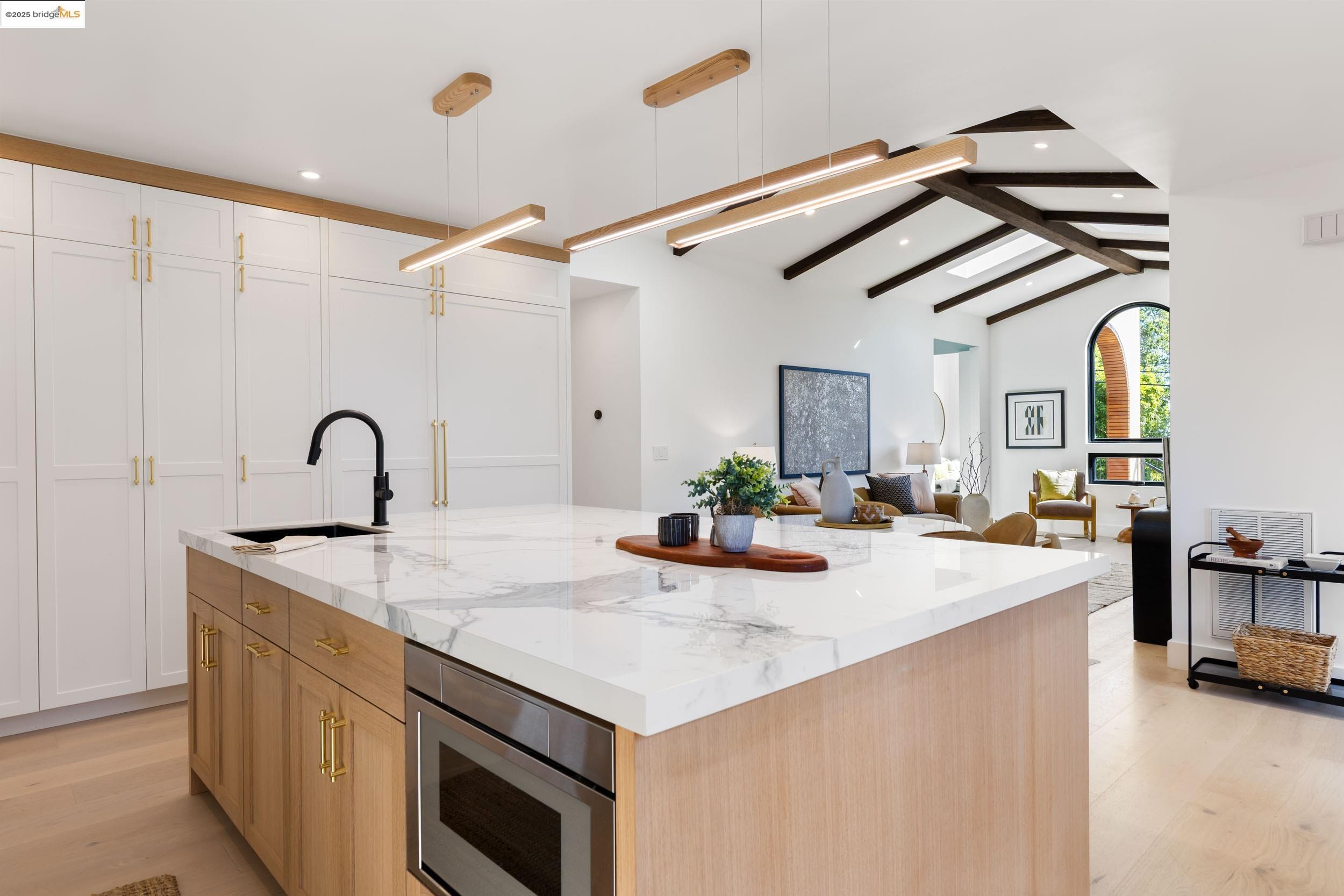 Detail Gallery Image 11 of 36 For 5400 Proctor Ave, Oakland,  CA 94618 - 4 Beds | 4/1 Baths