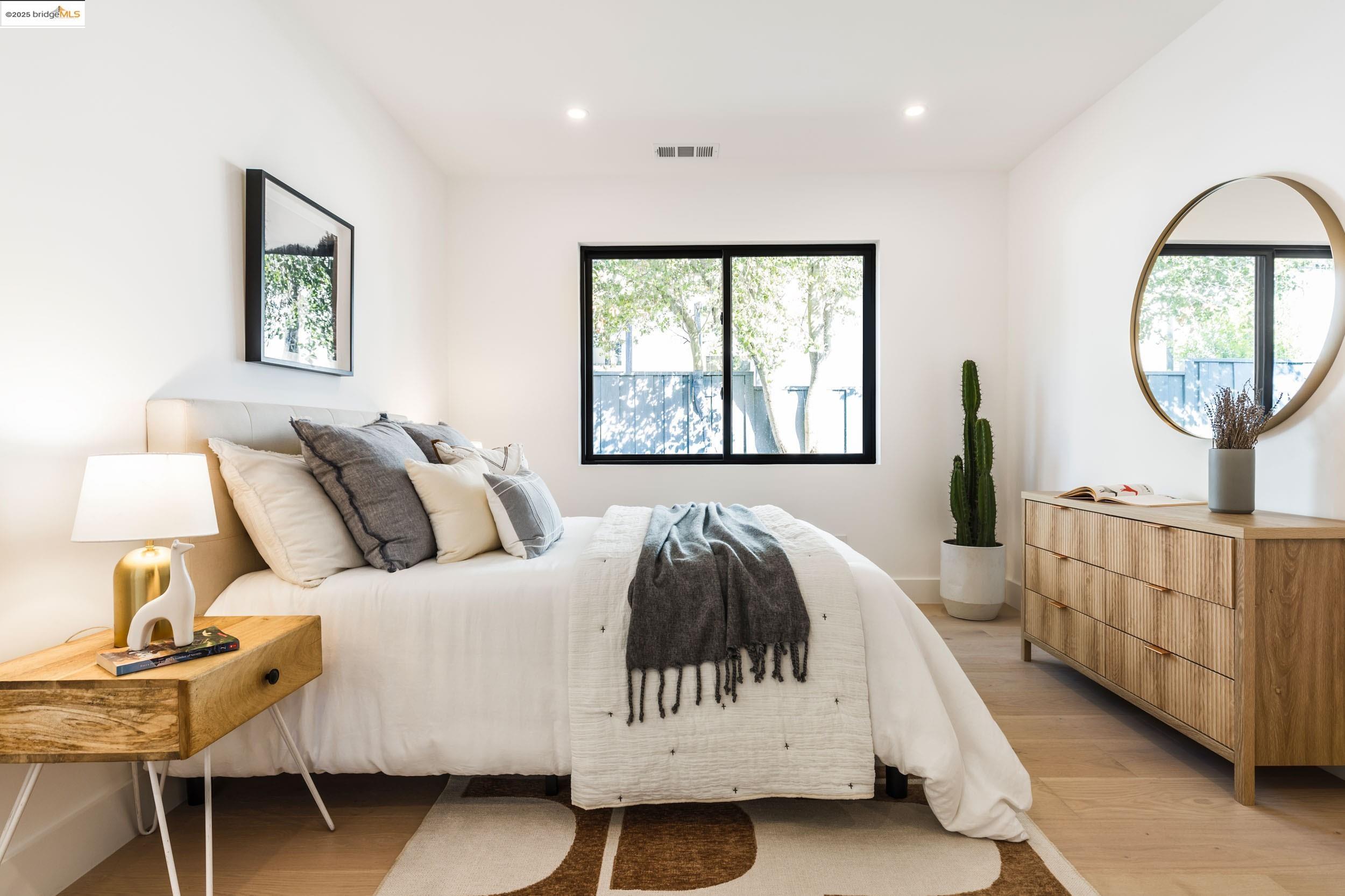 Detail Gallery Image 14 of 36 For 5400 Proctor Ave, Oakland,  CA 94618 - 4 Beds | 4/1 Baths