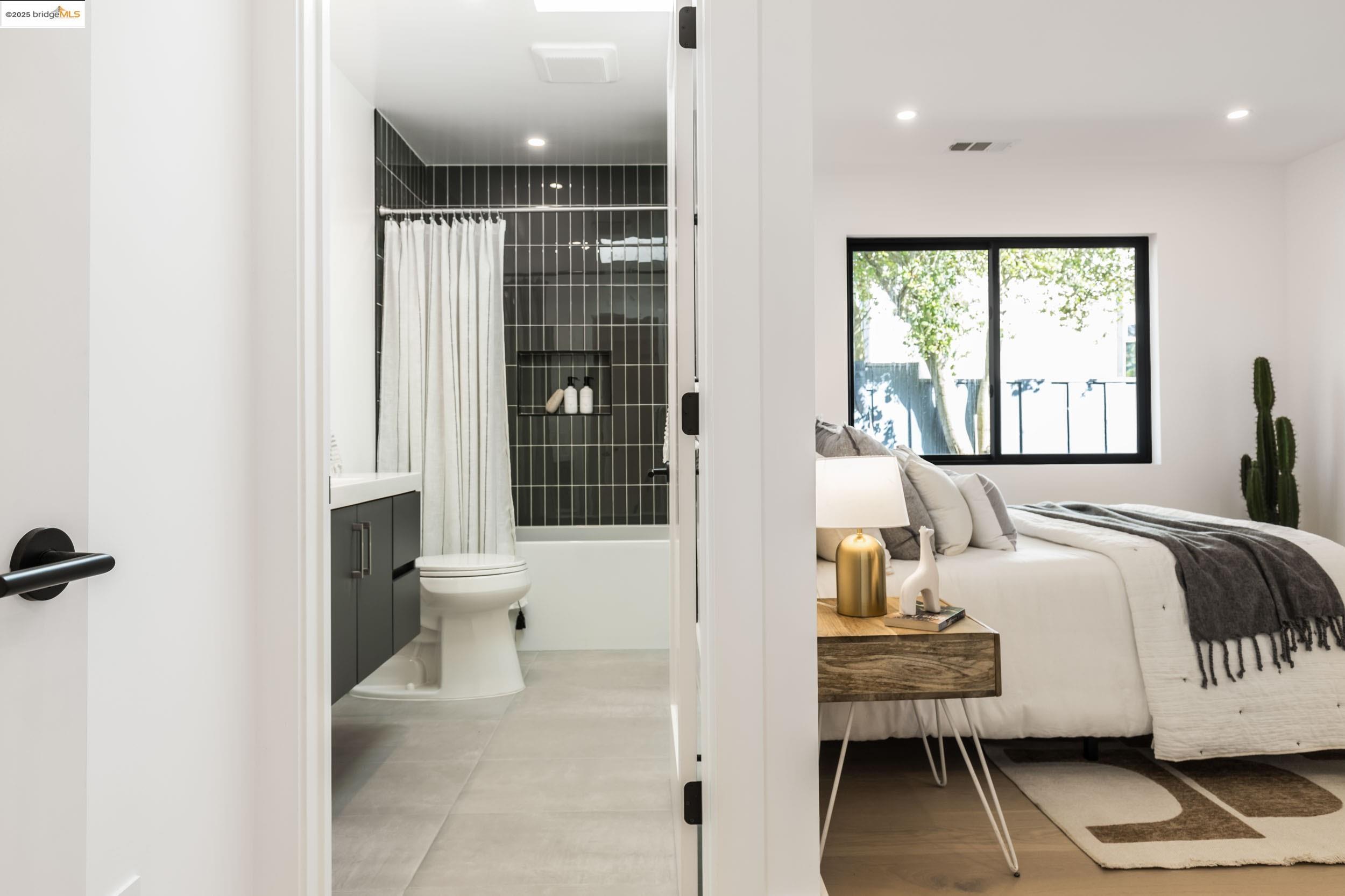 Detail Gallery Image 15 of 36 For 5400 Proctor Ave, Oakland,  CA 94618 - 4 Beds | 4/1 Baths