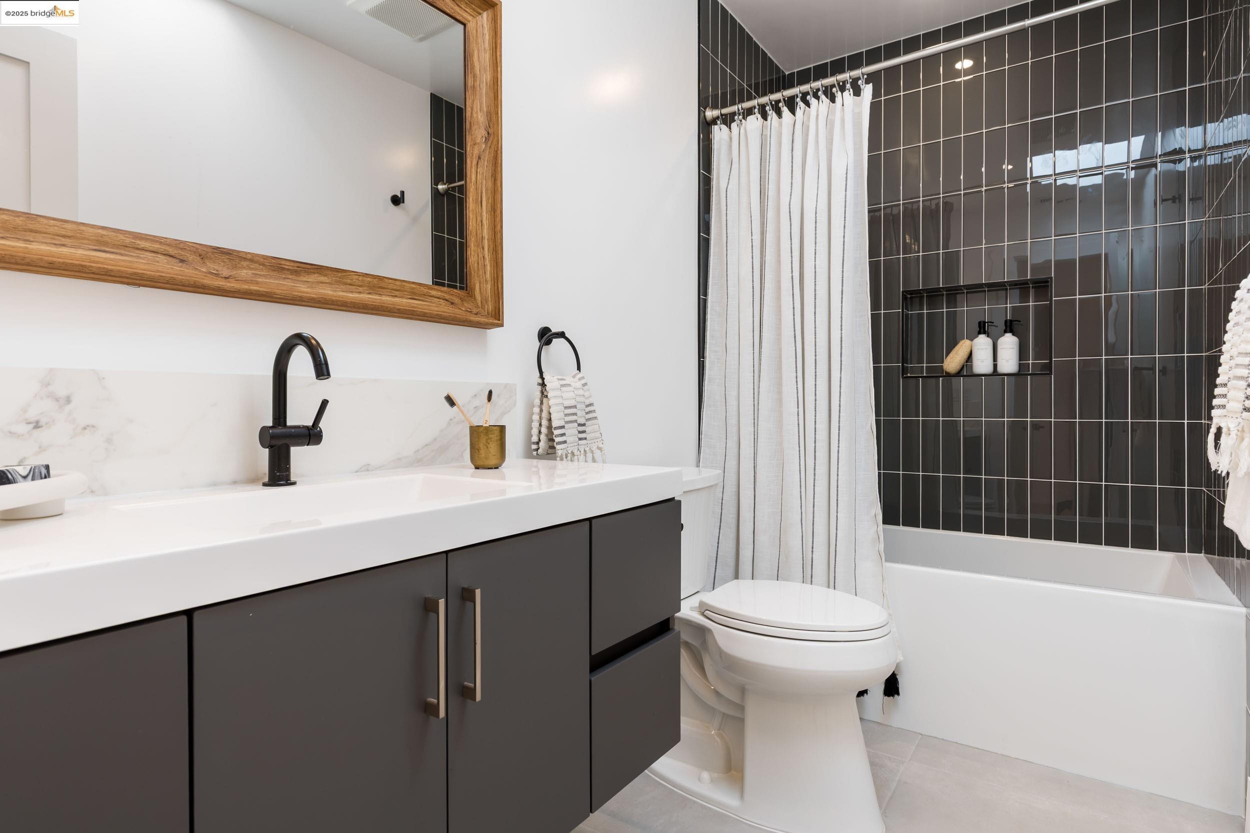 Detail Gallery Image 16 of 36 For 5400 Proctor Ave, Oakland,  CA 94618 - 4 Beds | 4/1 Baths