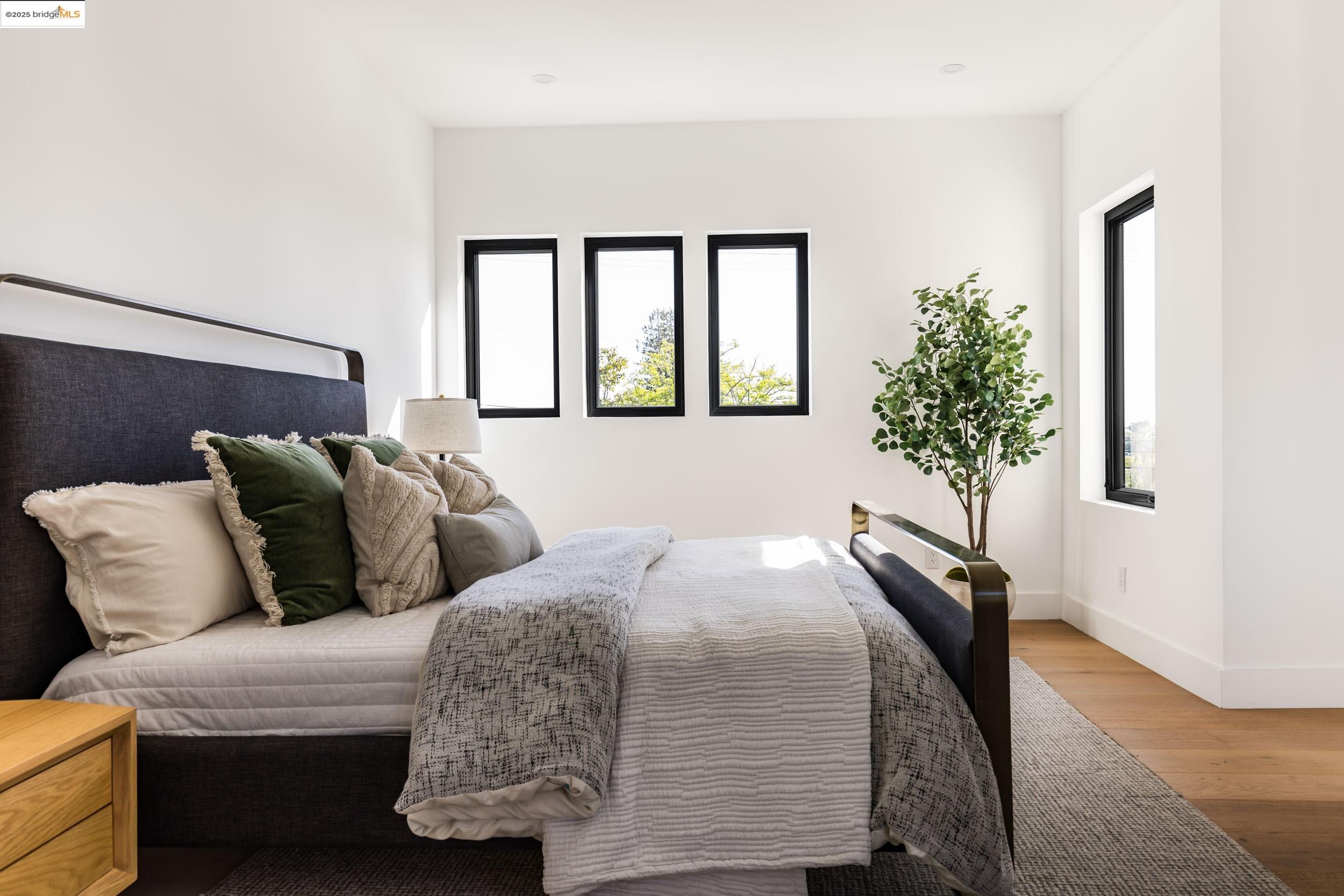 Detail Gallery Image 21 of 36 For 5400 Proctor Ave, Oakland,  CA 94618 - 4 Beds | 4/1 Baths