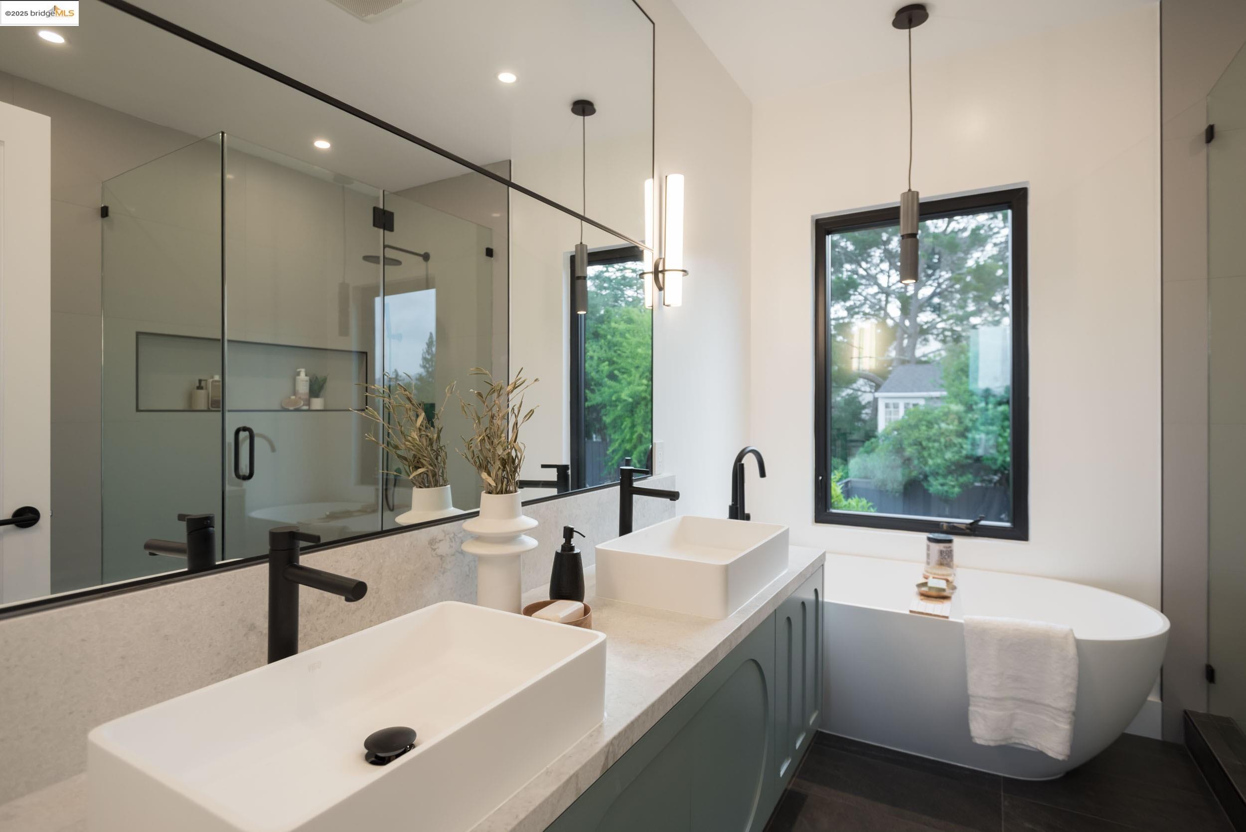 Detail Gallery Image 22 of 36 For 5400 Proctor Ave, Oakland,  CA 94618 - 4 Beds | 4/1 Baths