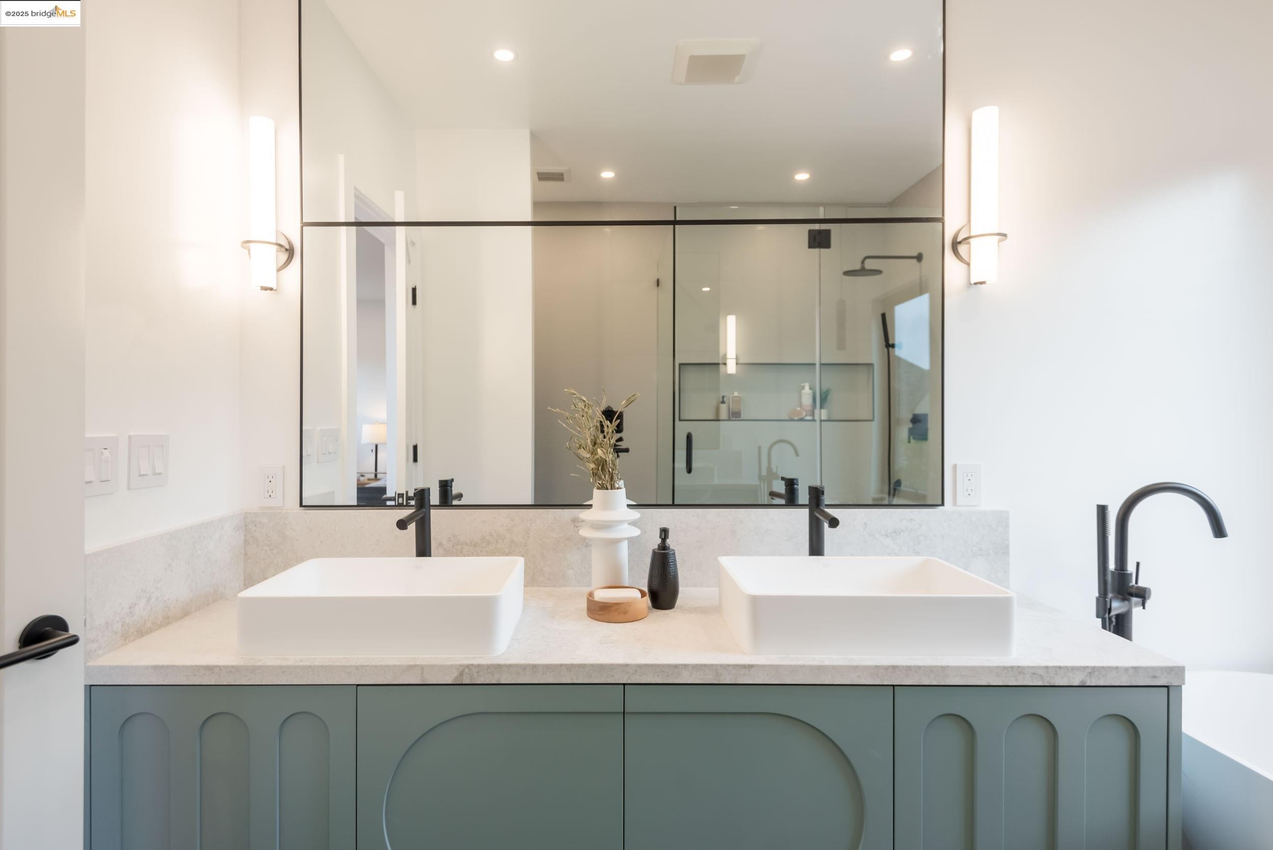 Detail Gallery Image 23 of 36 For 5400 Proctor Ave, Oakland,  CA 94618 - 4 Beds | 4/1 Baths