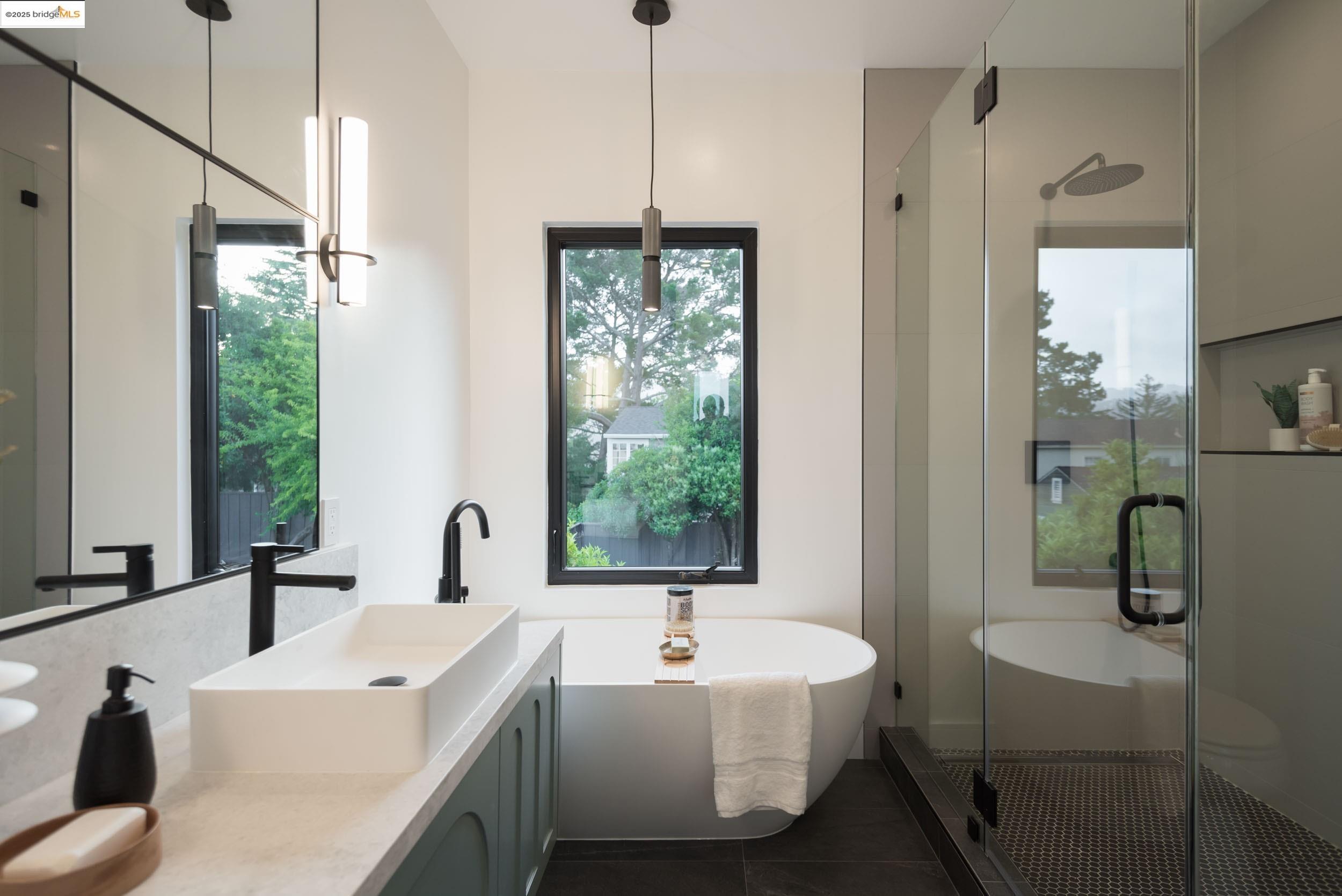 Detail Gallery Image 24 of 36 For 5400 Proctor Ave, Oakland,  CA 94618 - 4 Beds | 4/1 Baths