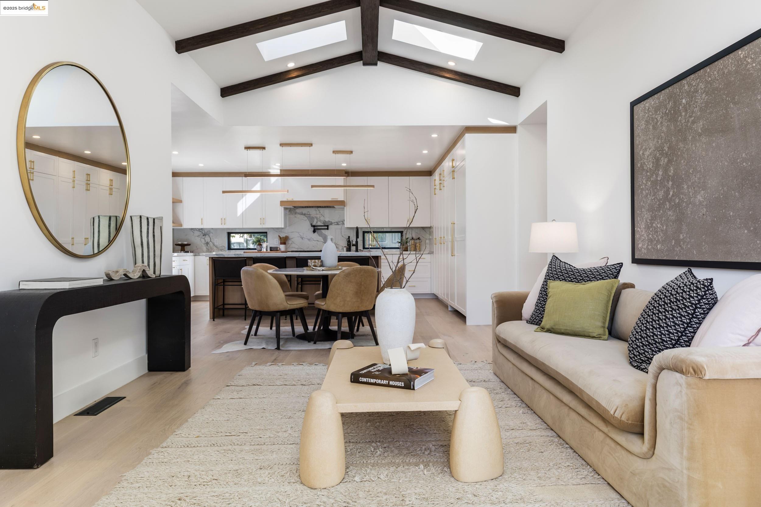 Detail Gallery Image 4 of 36 For 5400 Proctor Ave, Oakland,  CA 94618 - 4 Beds | 4/1 Baths