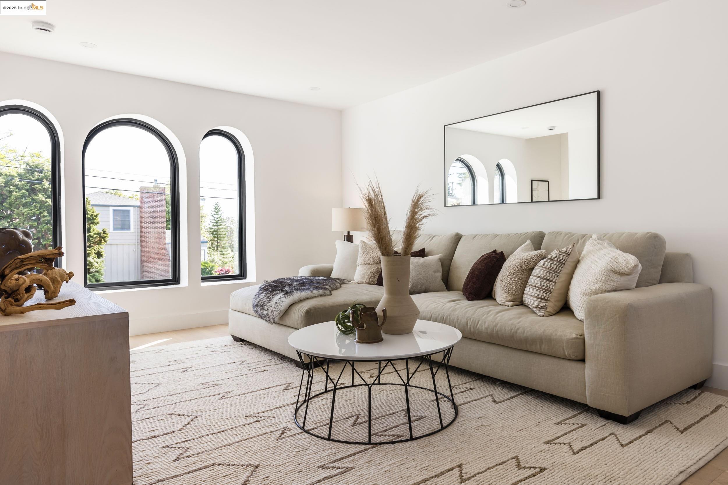 Detail Gallery Image 5 of 36 For 5400 Proctor Ave, Oakland,  CA 94618 - 4 Beds | 4/1 Baths