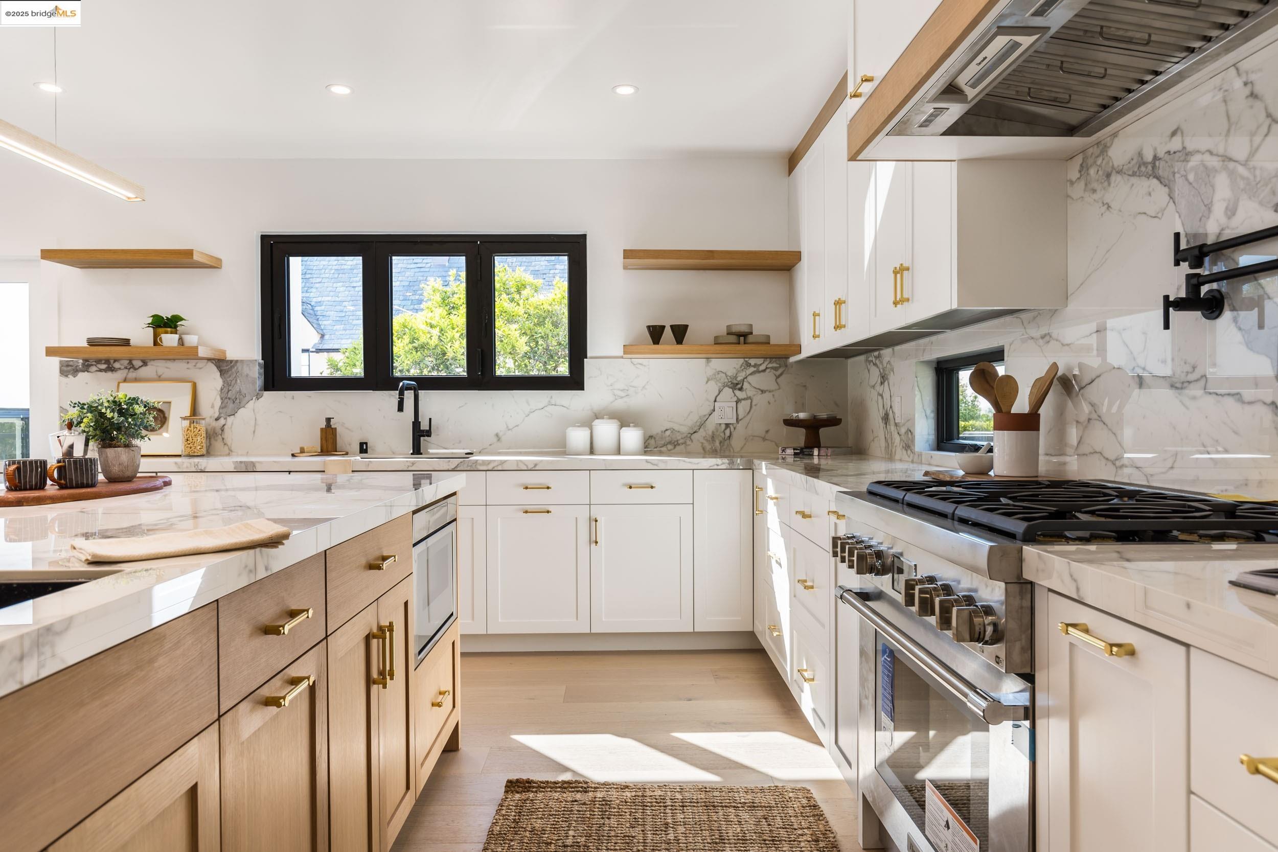 Detail Gallery Image 10 of 36 For 5400 Proctor Ave, Oakland,  CA 94618 - 4 Beds | 4/1 Baths